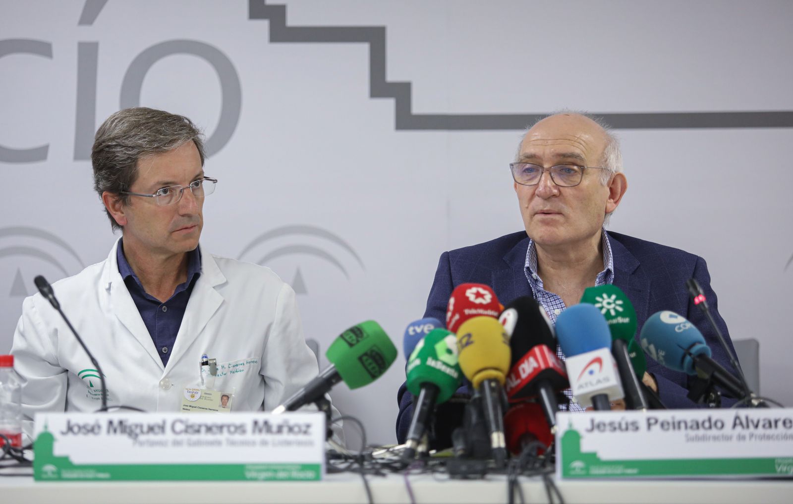 El portavoz del Gabinete Técnico de Listeriosis, José Miguel Cisneros (I) junto al subdirector de Protección de Salud, Jesús Peinado (D), comparecen en rueda de prensa tras reunirse con el conseje