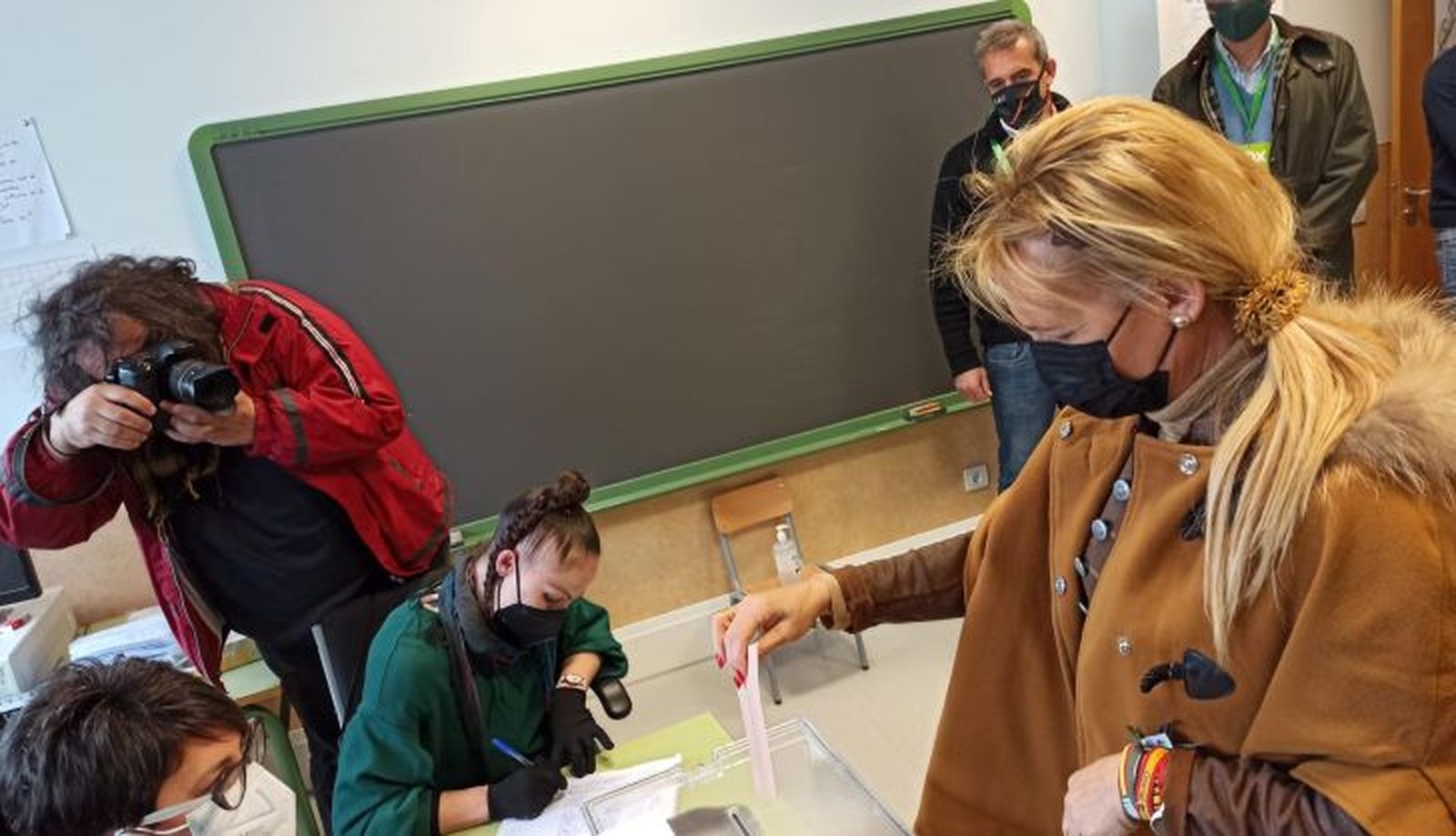 La candidata de Vox por Zamora a las Cortes, María Luisa Calvo, ejerce su derecho a voto