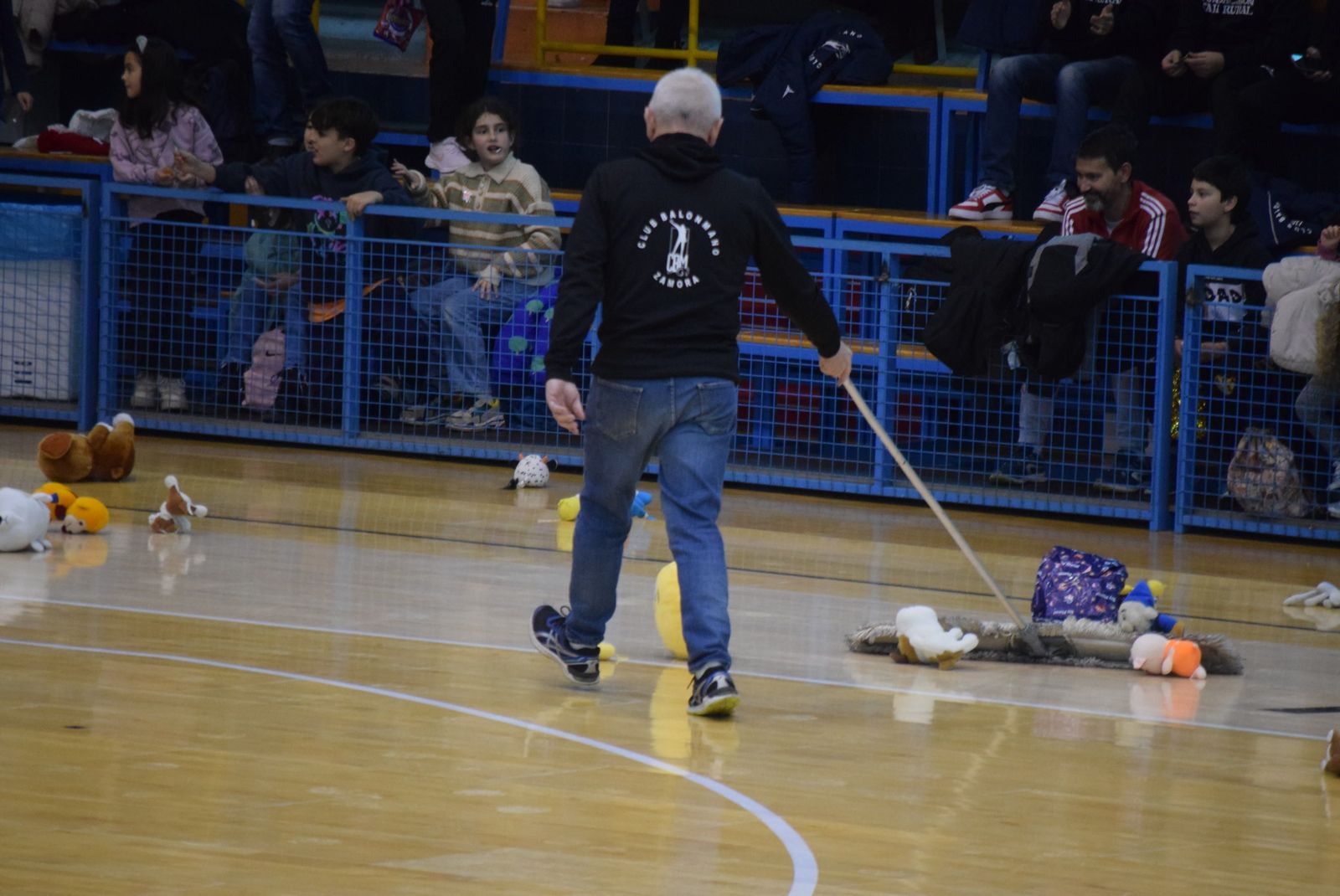 lluvia-de-peluches-en-el-angel-nieto-2023-8