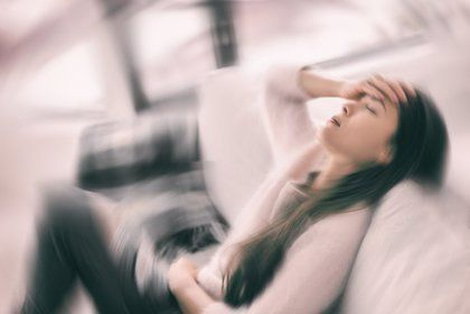 Mujer enferma con dolor de cabeza que siente vértigo leve sosteniendo la cabeza con dolor con fiebre y migraña. EP Mujer enferma con dolor de cabeza que siente vértigo leve sosteniendo la cabeza con dolor con fiebre y migraña. EP