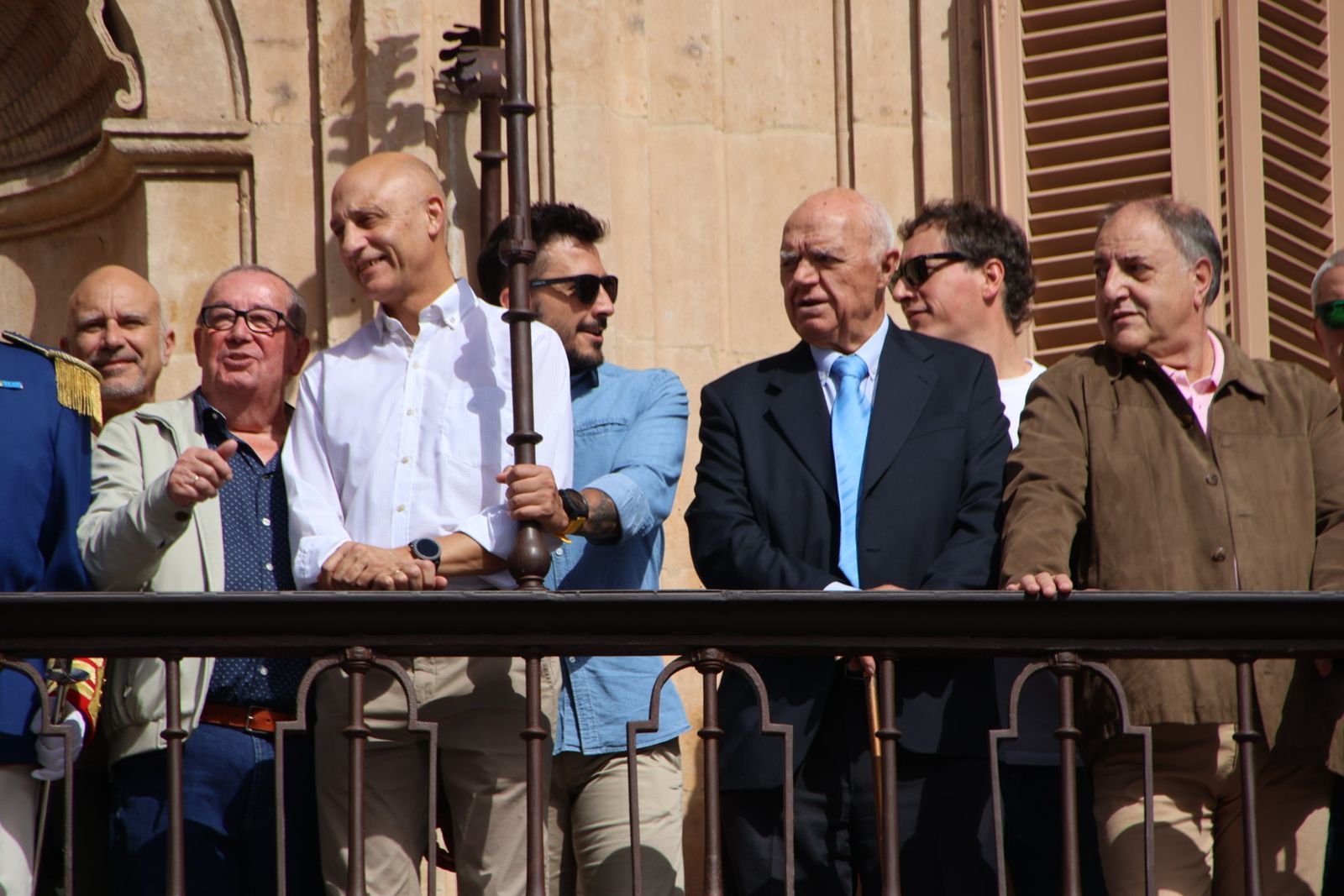 El alcalde de Salamanca, Carlos García Carbayo, recibe miembros y antiguos  miembros de la Escolta de Gran Gala de la Policía Local