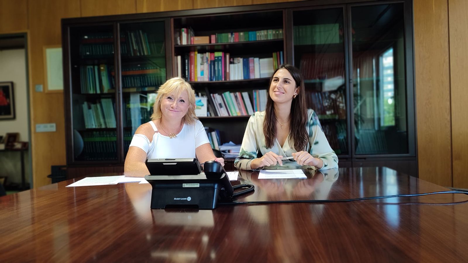 Leticia García junto a Mónica Valencia, nueva jefa del Servicio Territorial de Hacienda