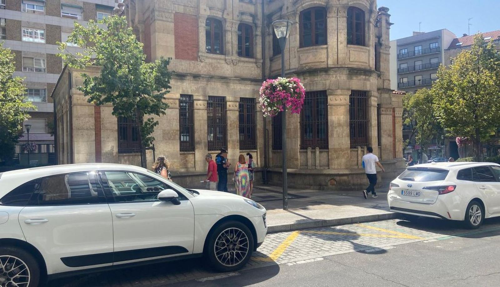 La Policía Local retiene a una mujer en la plaza de Gabriel y Galán