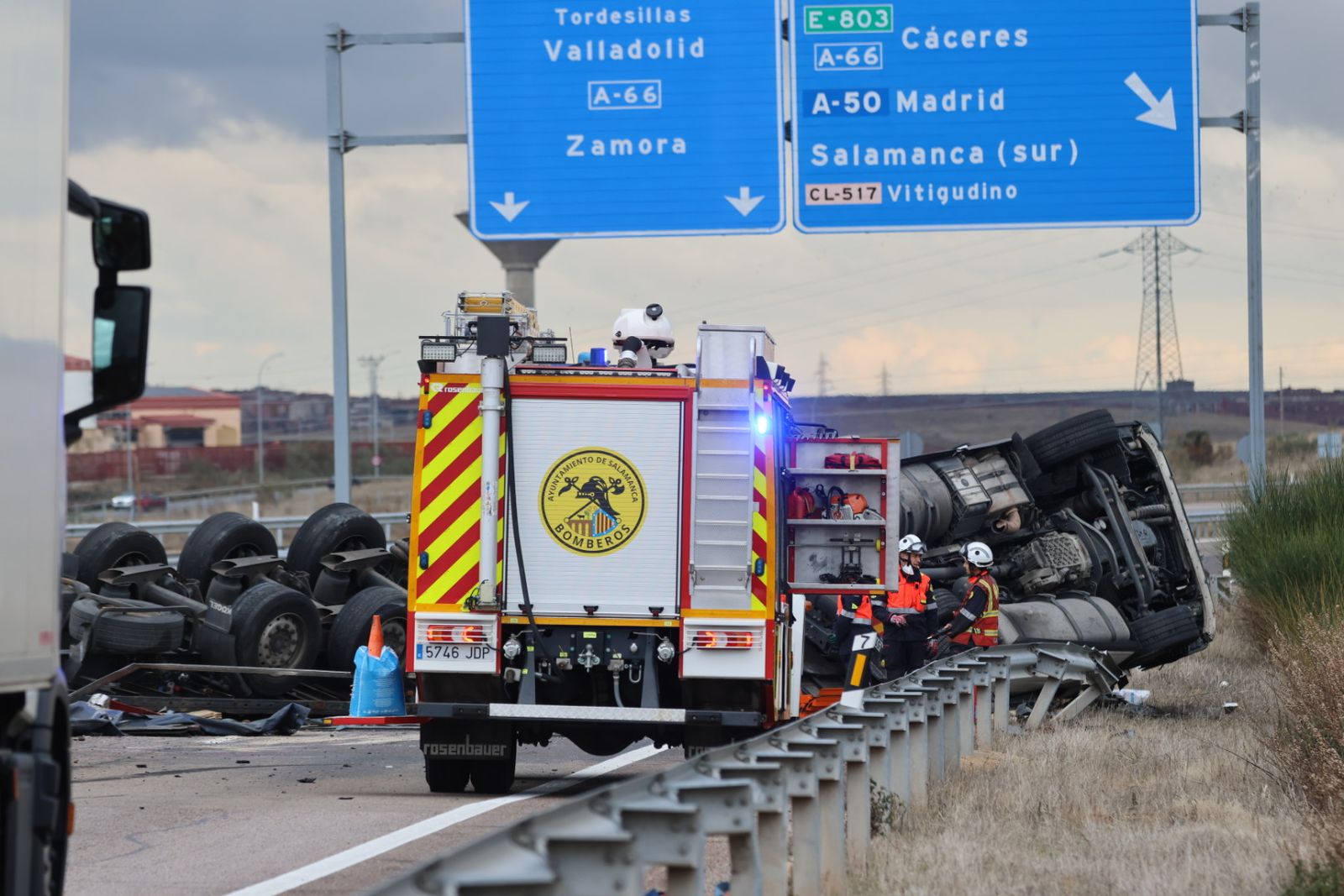 Un camión vuelca en la A-62 y corta la autovía a su paso por Salamanca