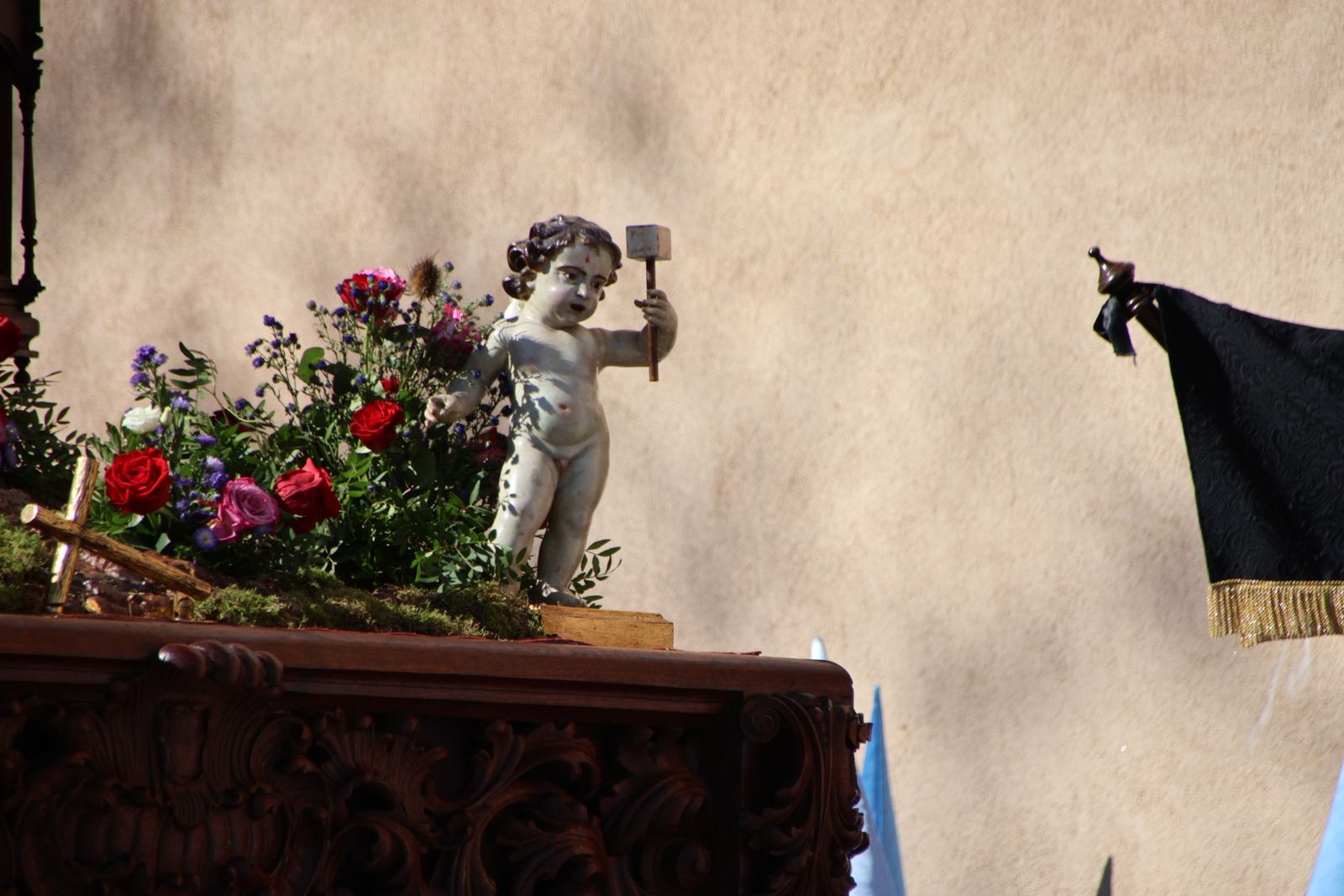 La devoción por el Santo Entierro llena de fe y pasión las calles de Salamanca