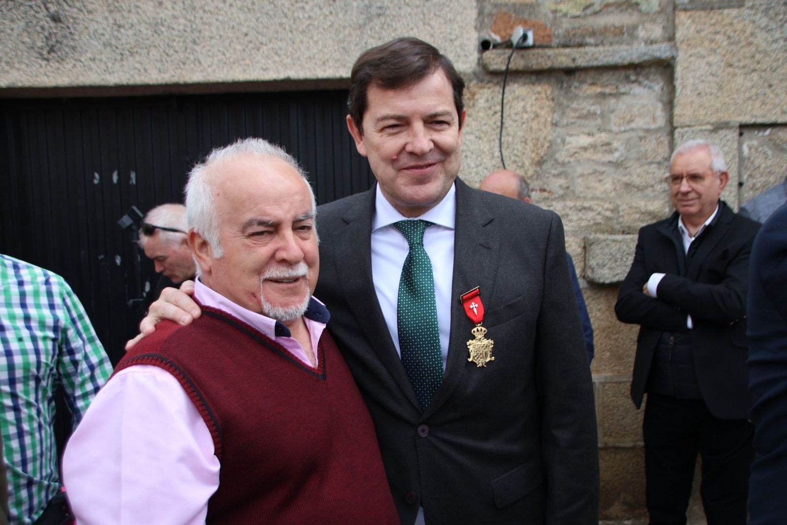 El presidente de la Junta de Castilla y León, Alfonso Fernández Mañueco, recibe la distinción de la Medalla Municipal de Barruecopardo otorgada a la Junta de Castilla y León