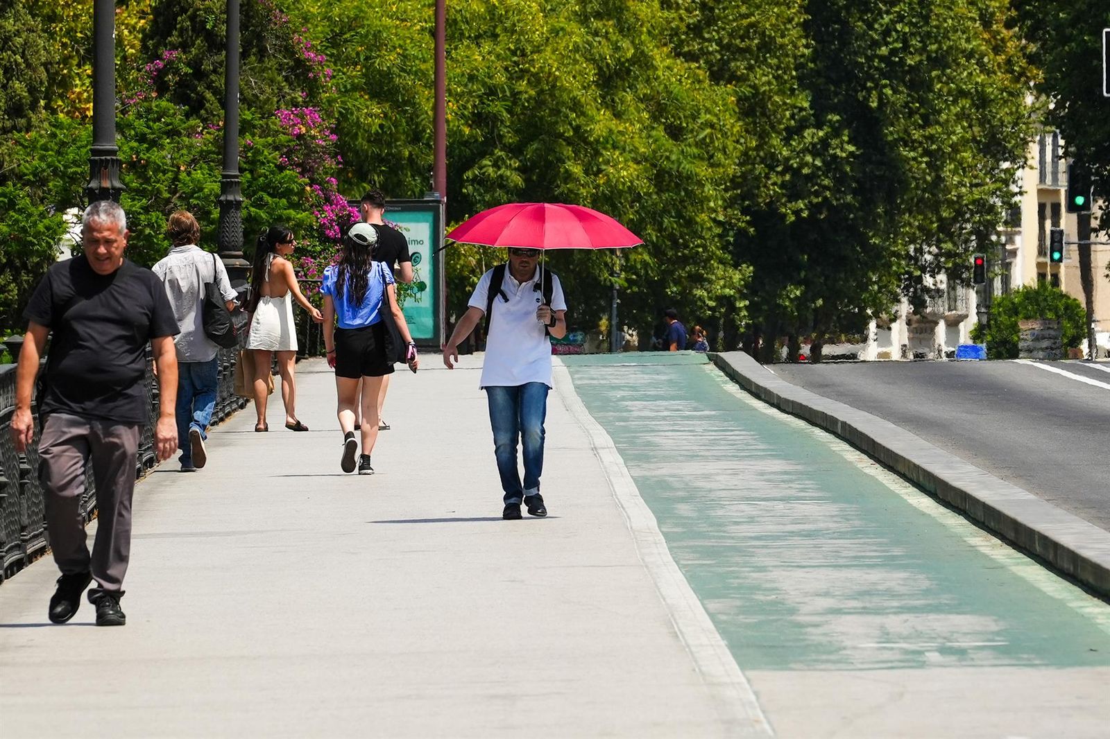 Personas caminan por la calle en plena ola de calor este pasado verano