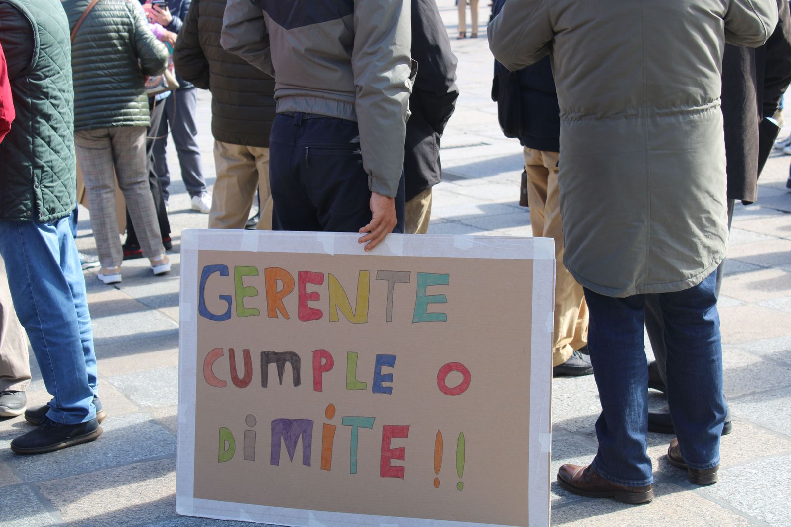 GALERÍA | Los vecinos de El Cerro se movilizan para exigir el regreso del médico por el centro de Salamanca