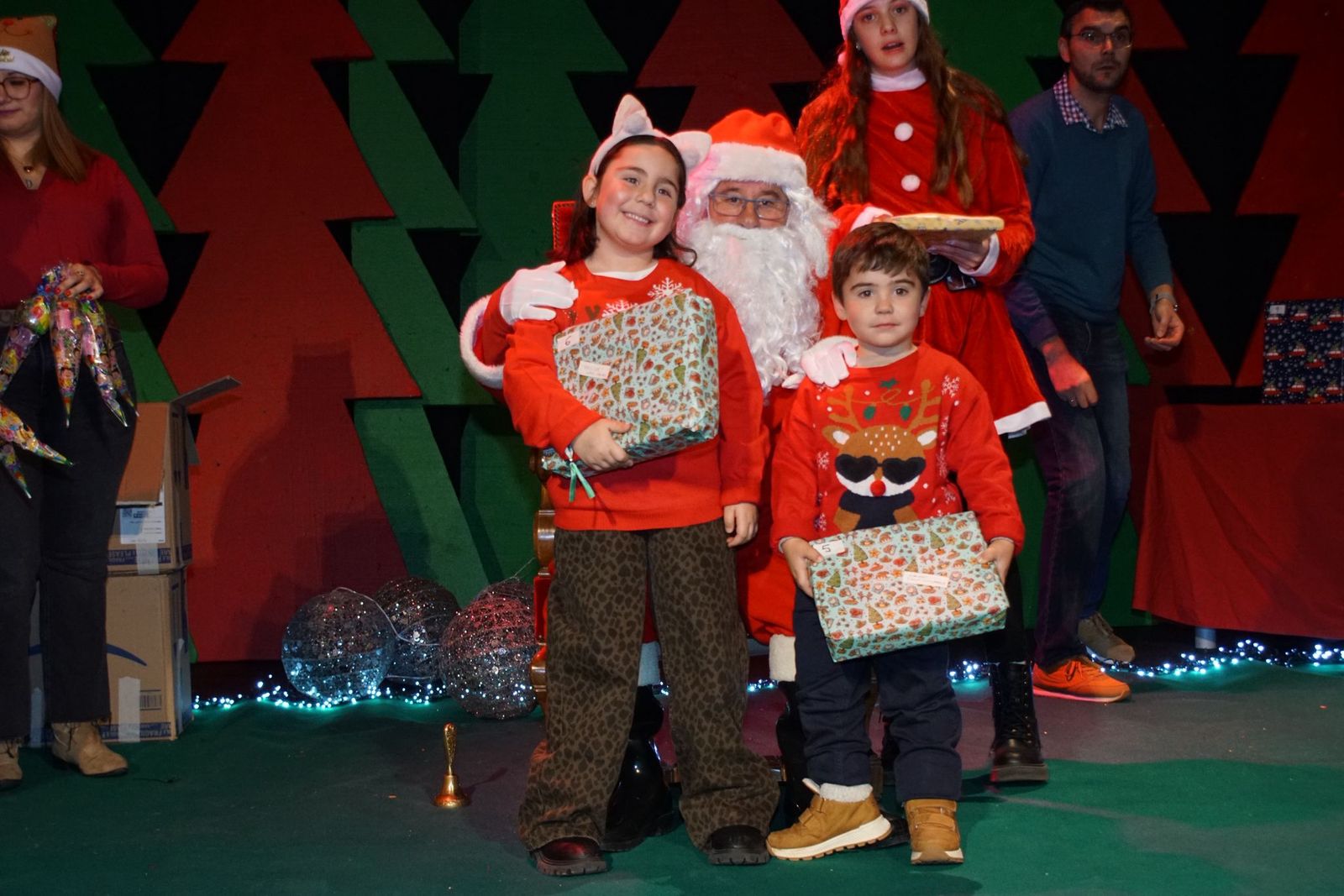 Papá Noel recorre las calles de Alba de Tormes y entrega regalos a los niños