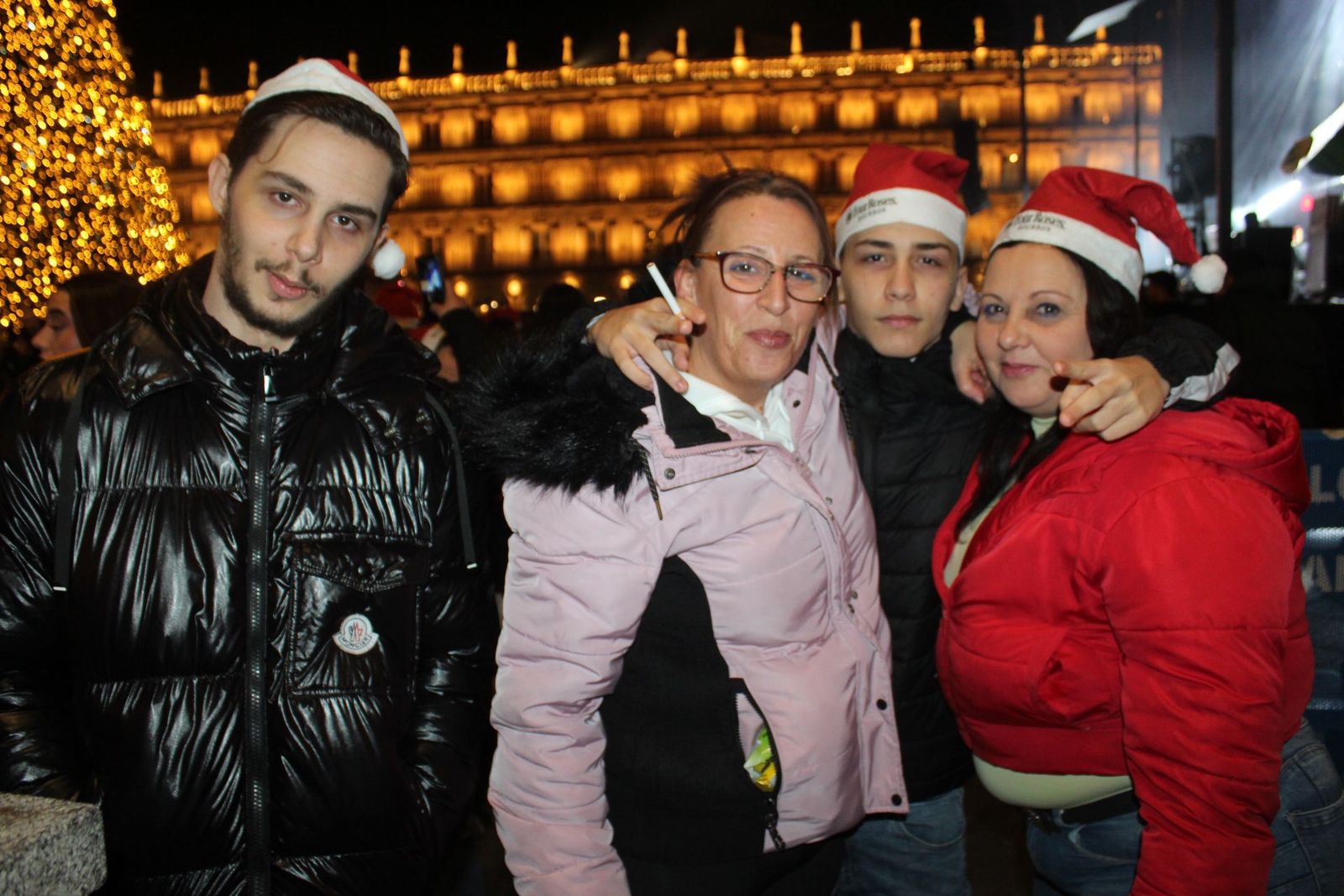 Centenares de personas disfrutan de las campanadas y la fiesta del Fin de Año Universitario