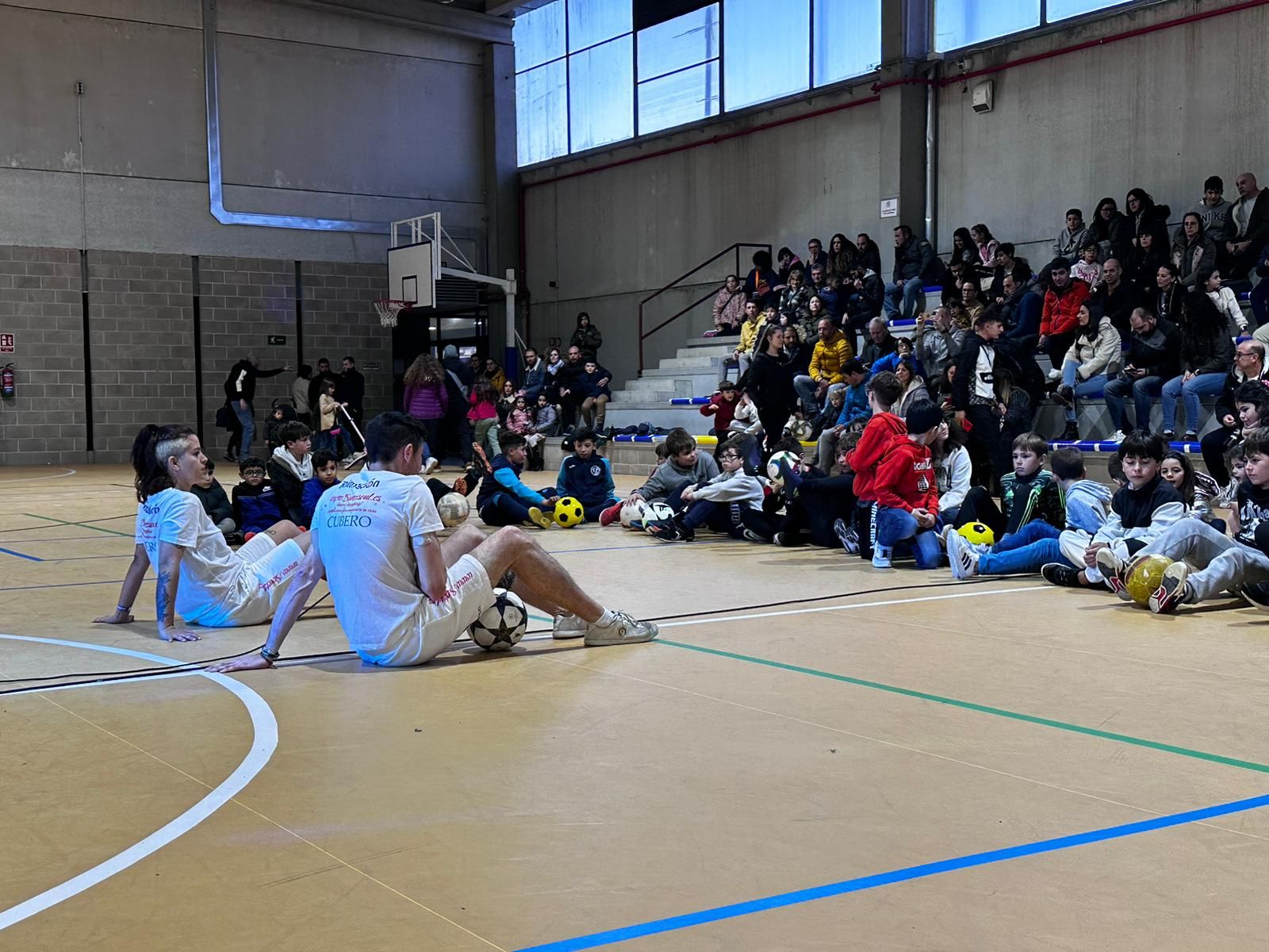 Los jóvenes de Castellanos de Moriscos se divierten con una exhibición de Freestyle