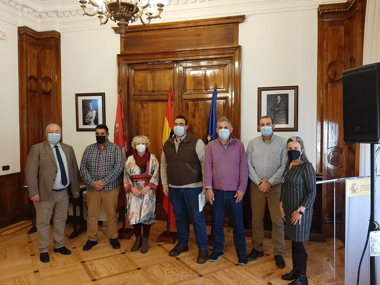 La subdelegada entrega un reconocimiento a radioaficionados de la provincia por su compromiso con la Red Nacional de Radio de Emergencias.