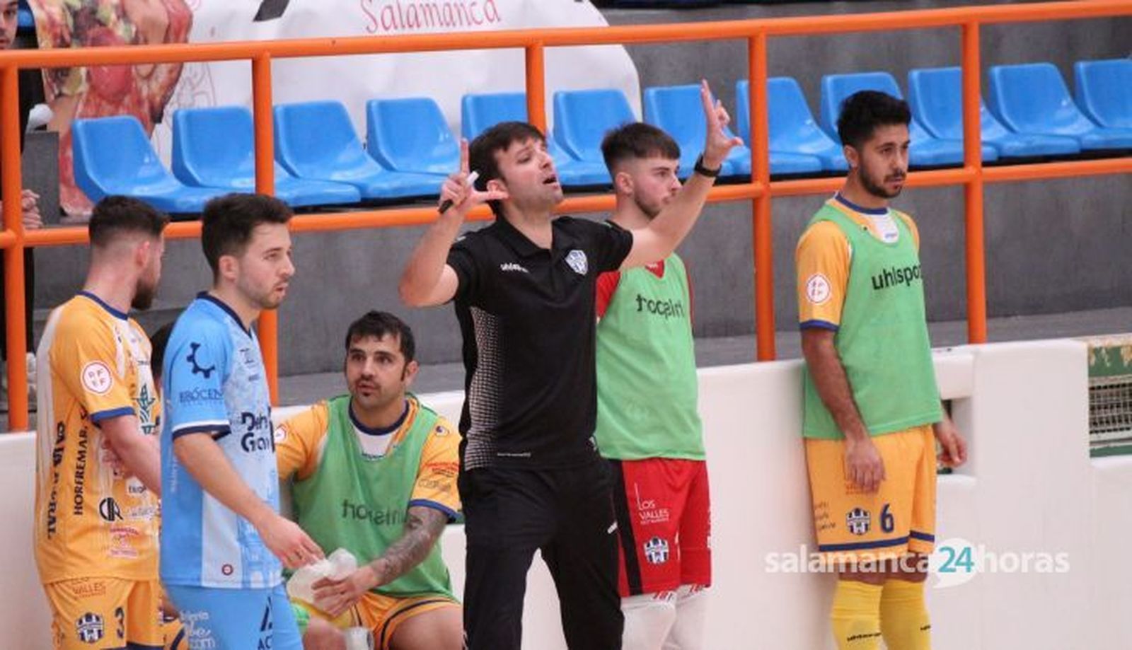 Marcos Vara dando instrucciones a sus jugadores. Salamanca FS Atlético Benavente FS. Foto: Míkel Antúnez Salamanca24horas