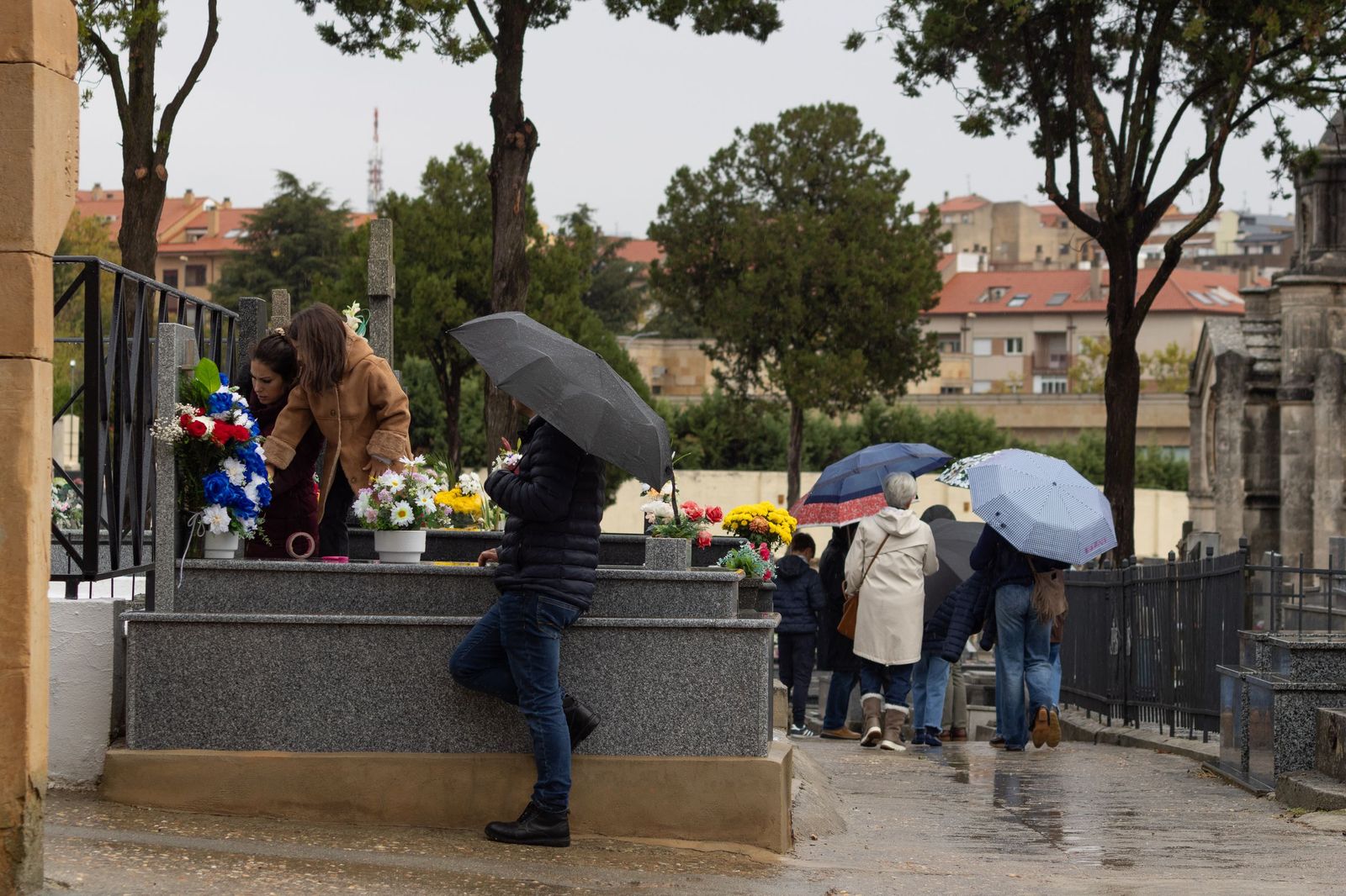 Lluviosa mañana de todos los santos en el Cementerio San Carlos Borromeo de Salamanca