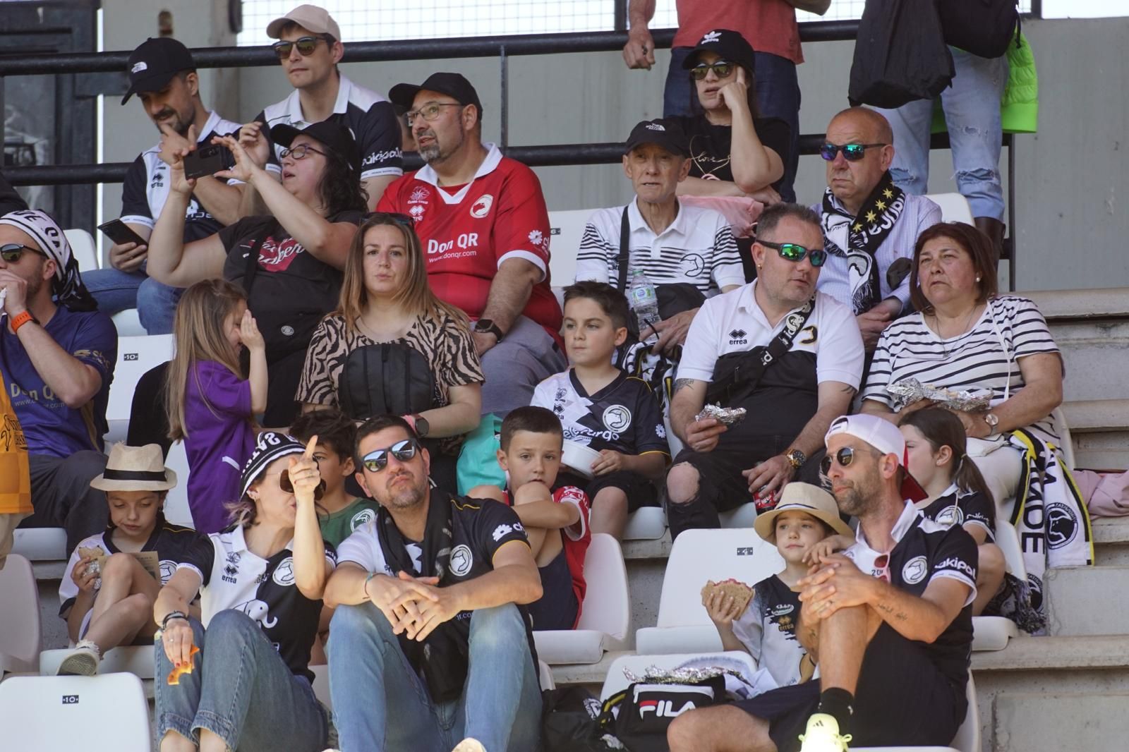 Gran ambiente en la grada para ver el partido entre Zamora - Unionistas en el Estadio Ruta de la Plata