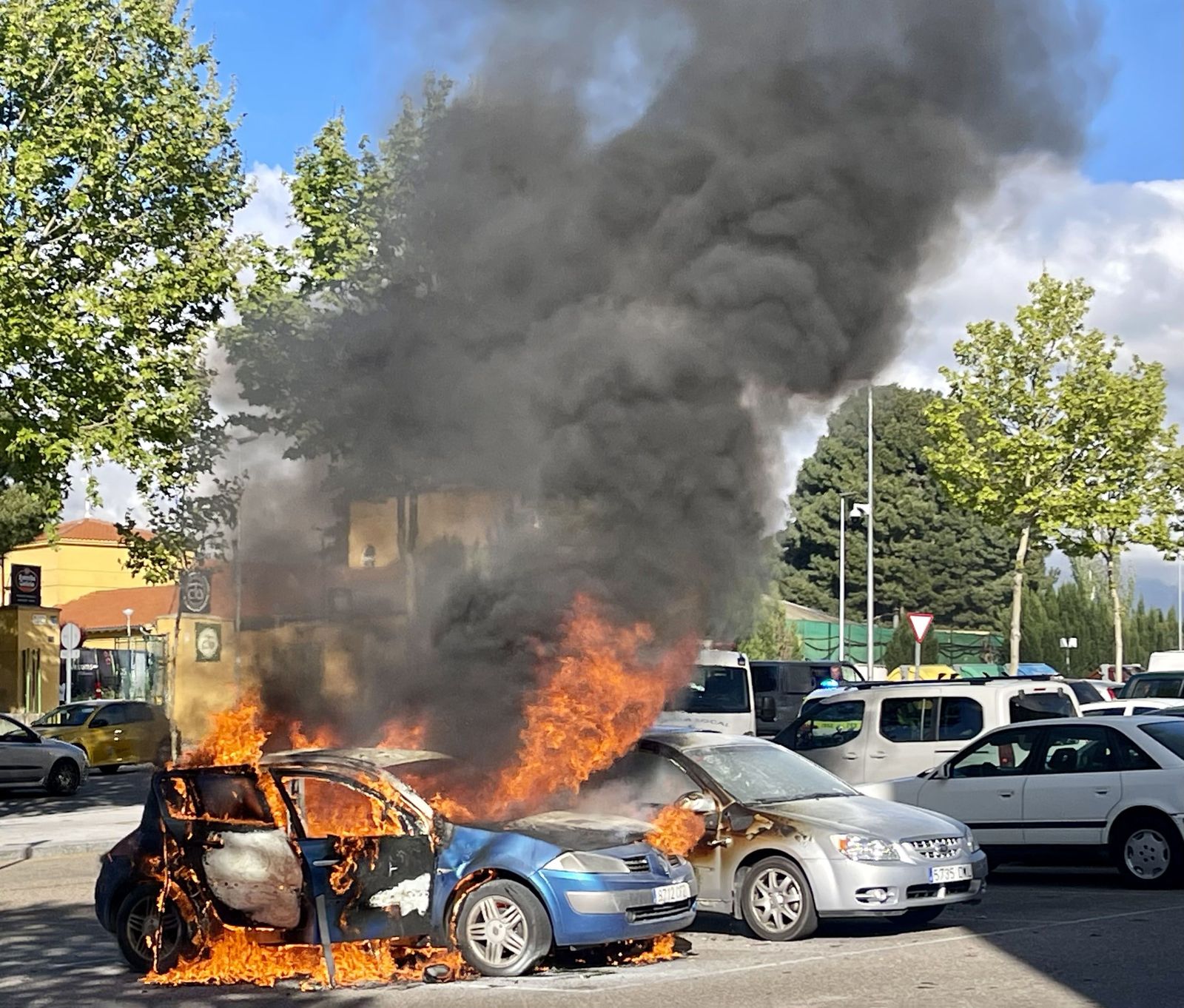 incendio-de-un-vehiculo-en-el-barrio-de-san-jose-foto-susana-martin-agencia-ical-2