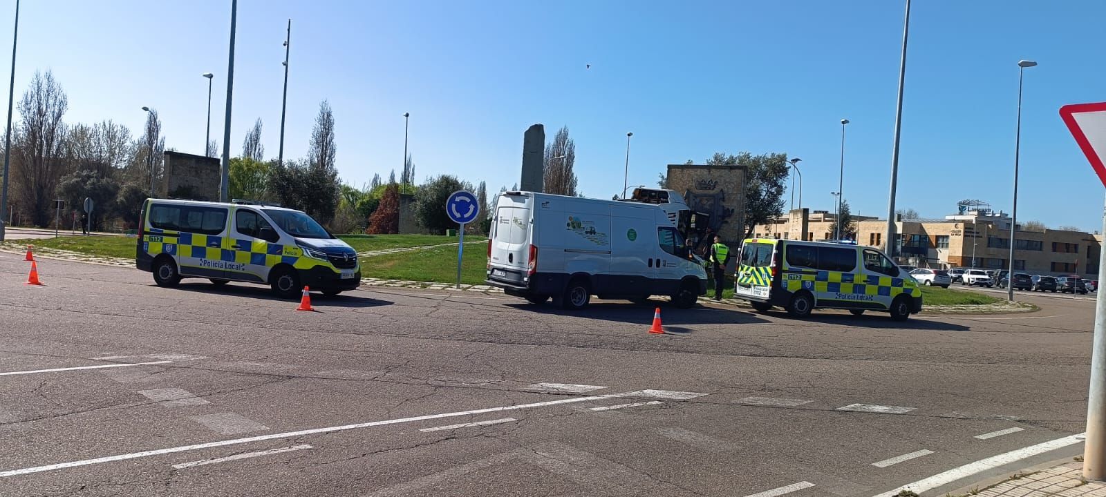 Una barredora se sale de la vía y termina chocando en la glorieta de la Charrería
