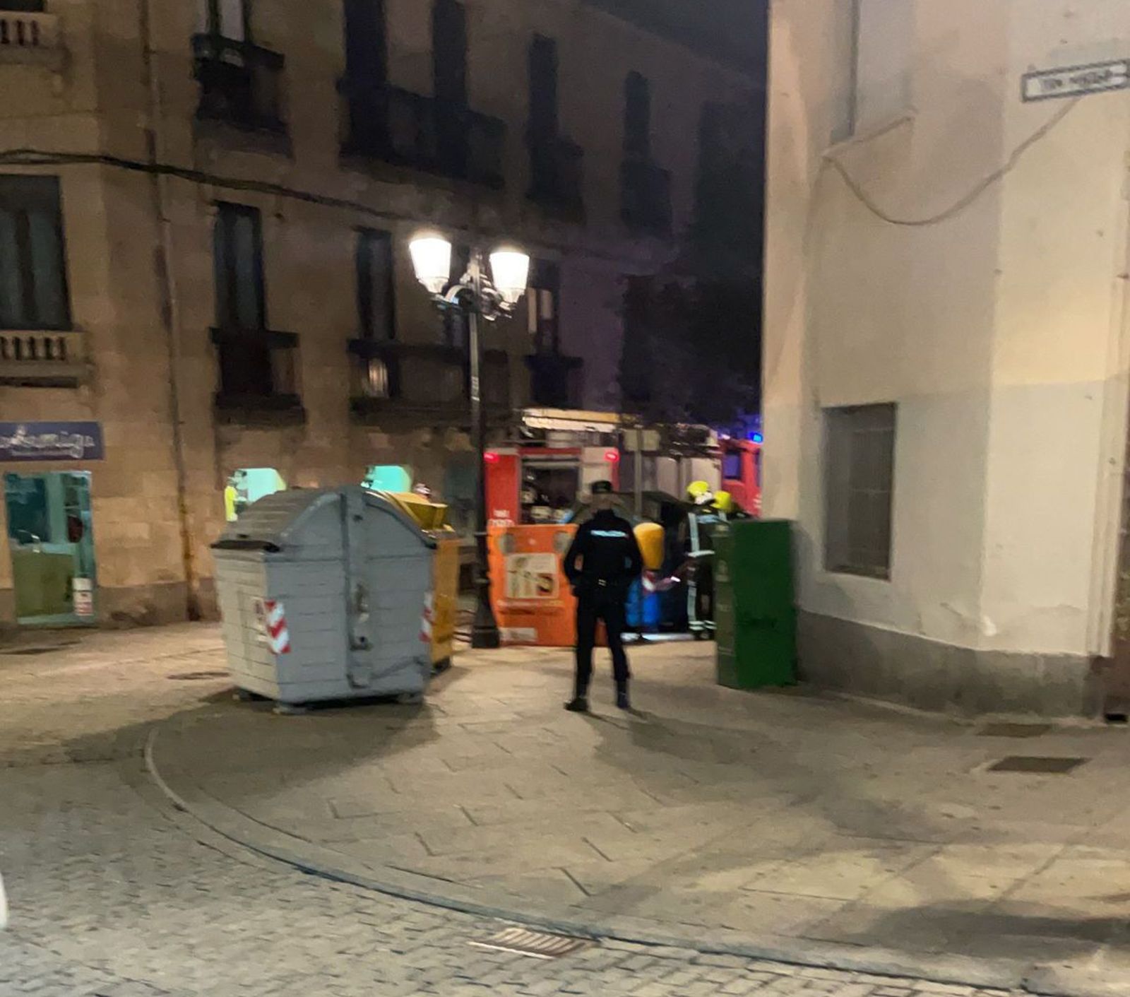 Incendio de un contenedor en la calle Rector Tovar