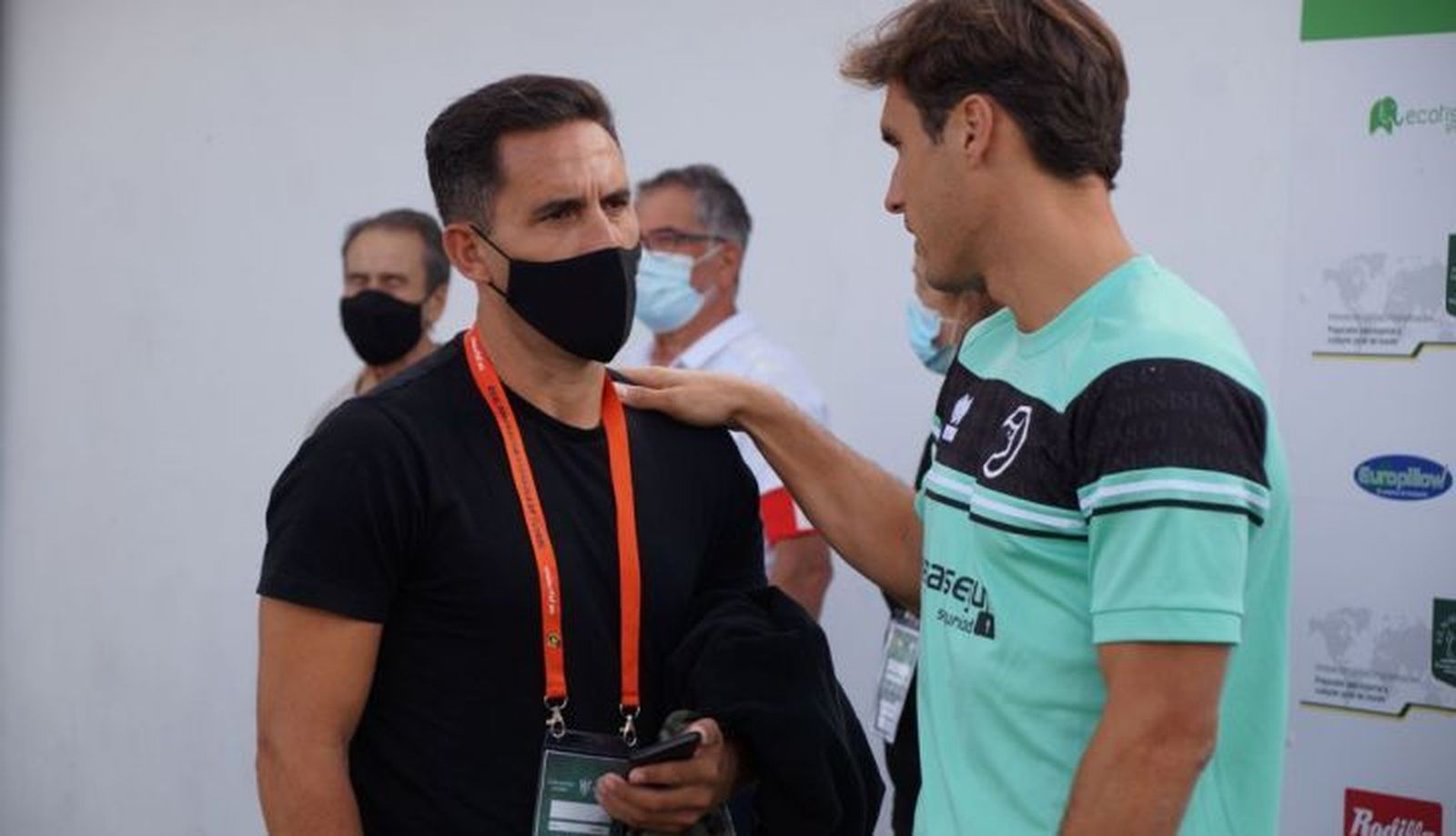 Jonathan Martín habla con Espina antes del amistoso ante Unionistas / FOTO: SALAMANCA24HORAS.COM