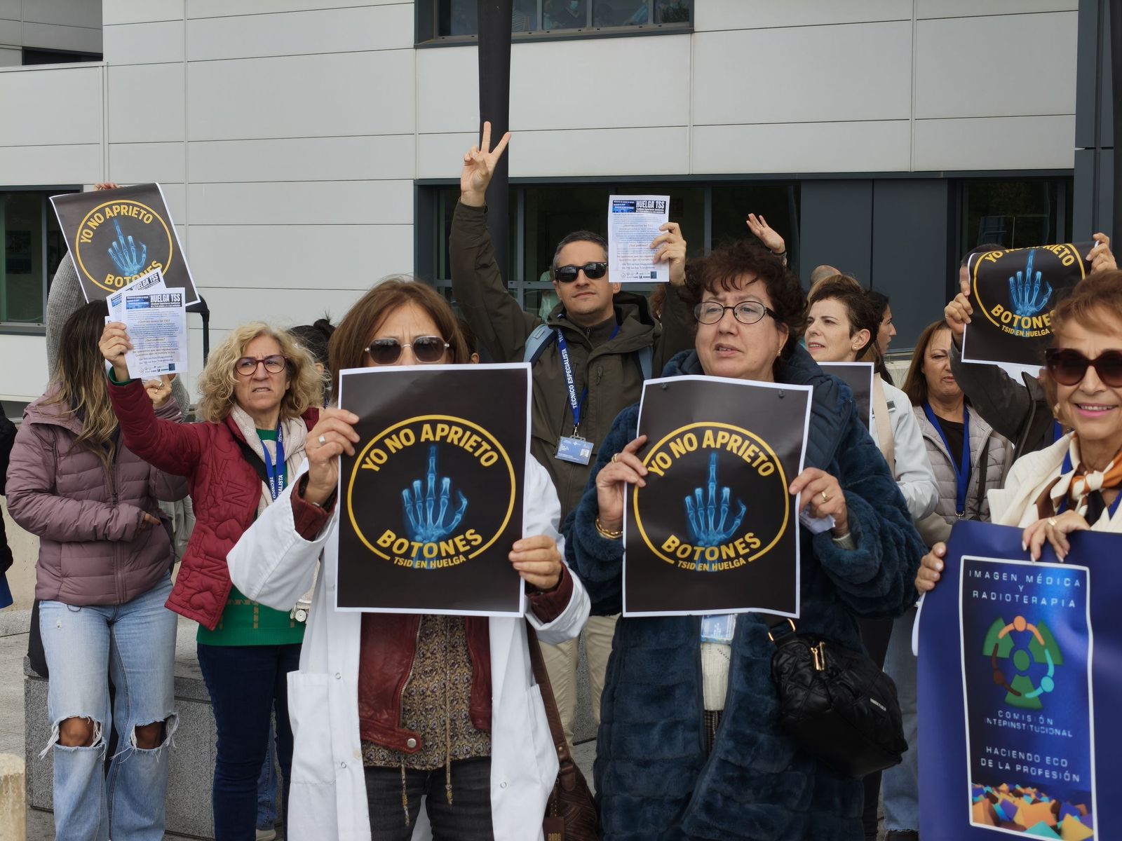 Los técnicos superiores sanitarios protestan a las puertas del hospital de Salamanca