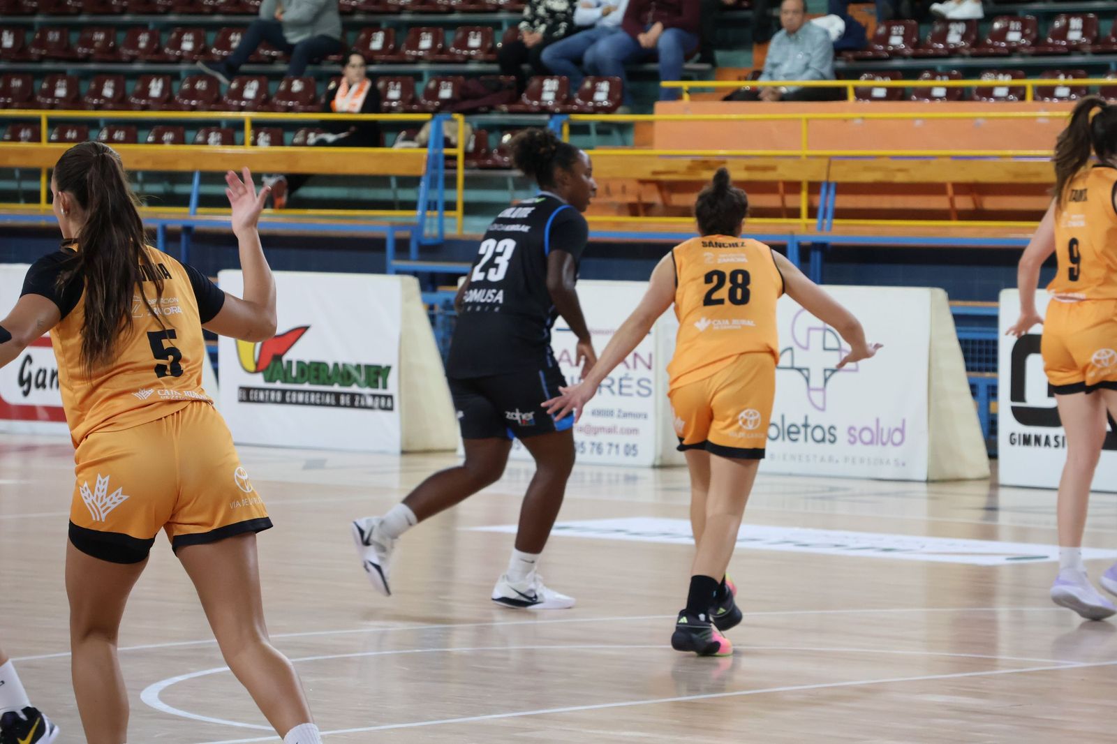 GALERÍA | Encuentro muy ajustado entre el Zamarat y el Domusa Teknik