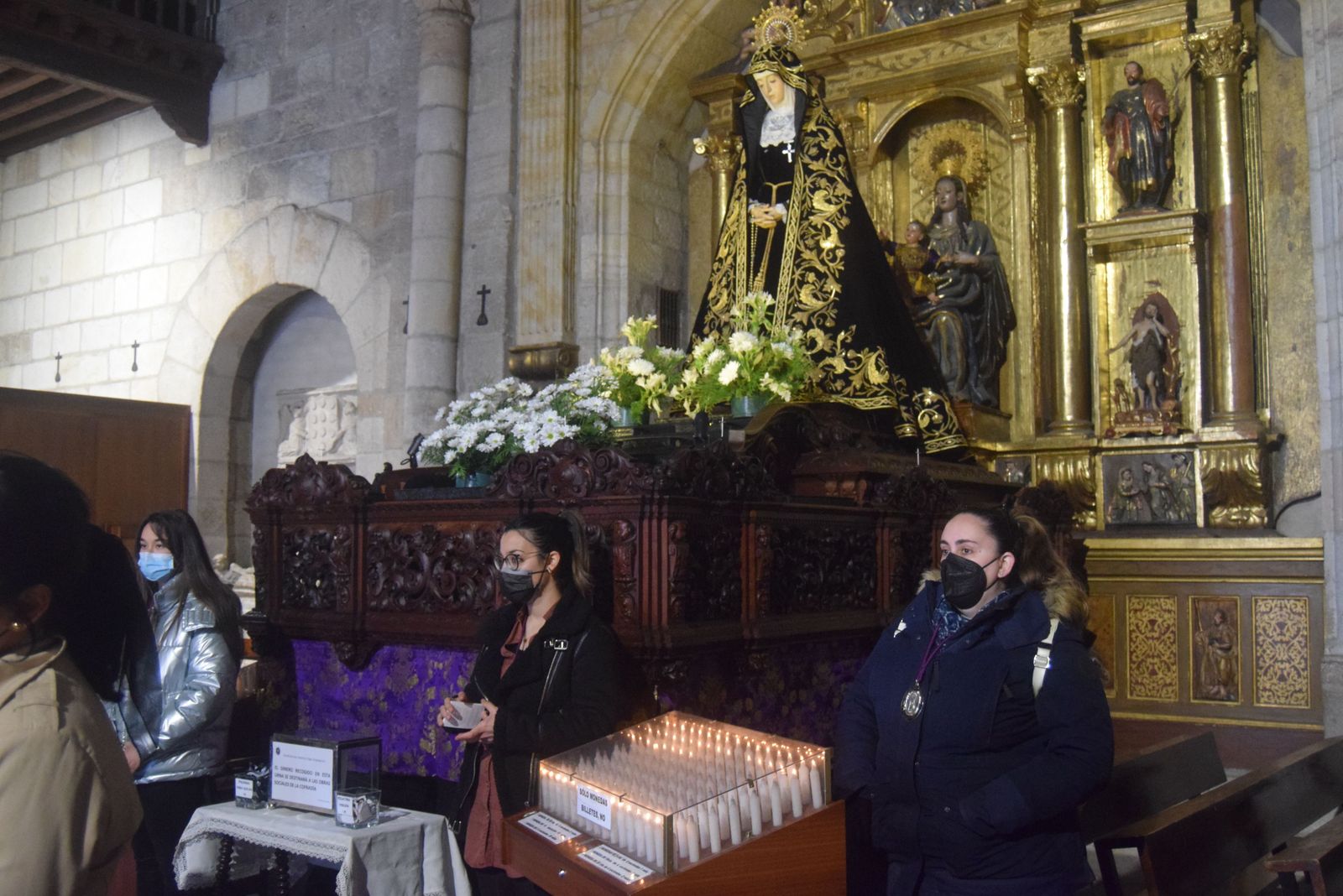 los-zamoranos-visitan-a-la-virgen-de-la-soledad-8
