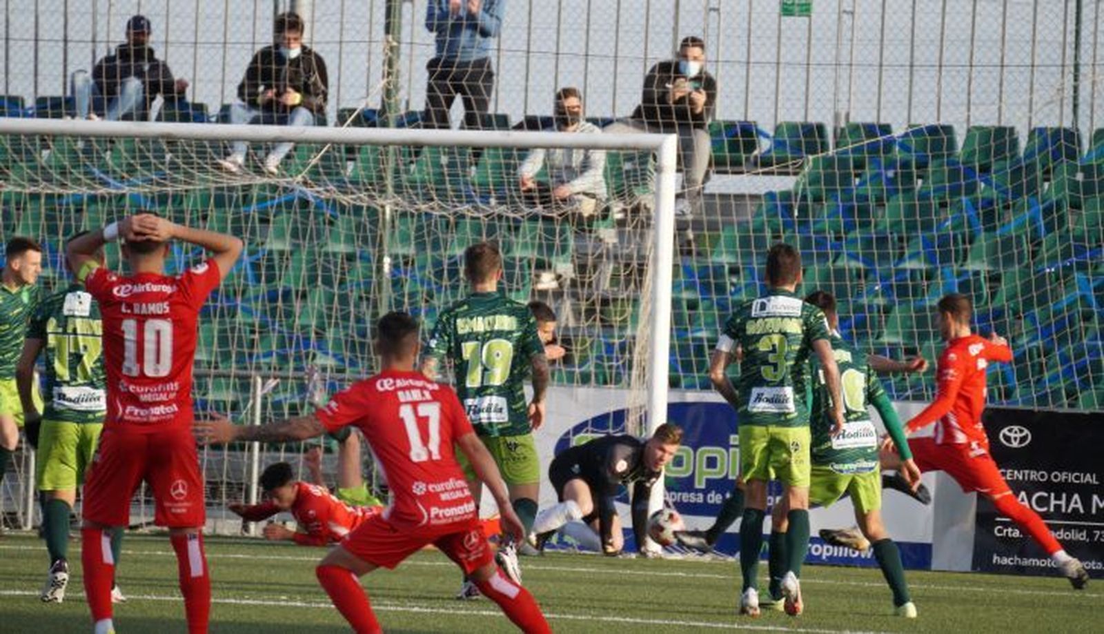 Salcedo, en una acción contra el Zamora / FOTO SALAMANCA24HORAS.COM
