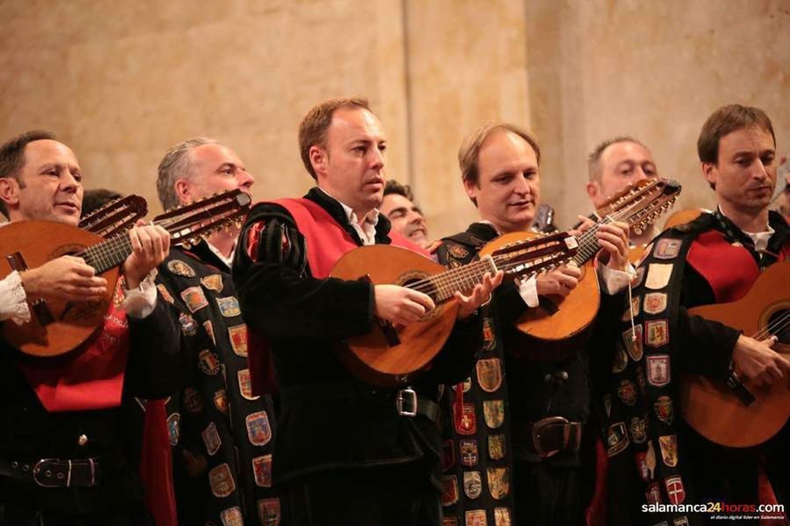Imagen del trigésimo aniversario de la tuna de Derecho