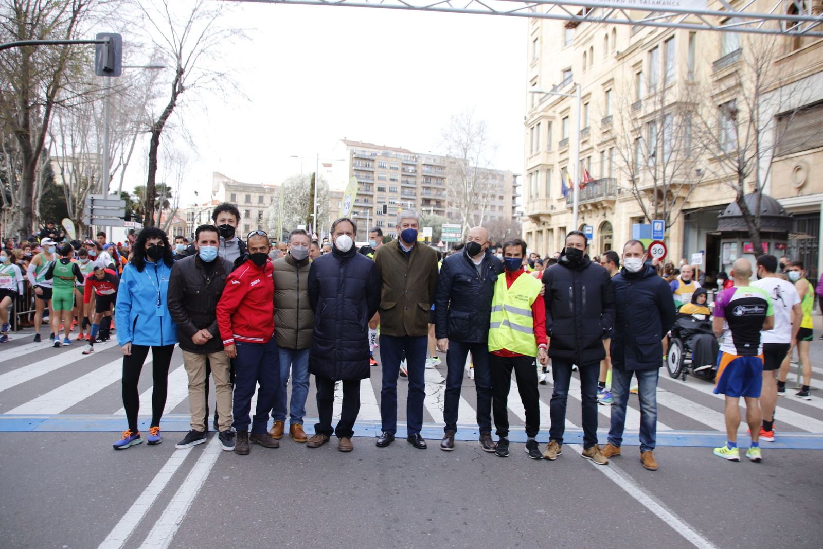 Carlos García Carbayo, asiste a la salida de la X Media Maratón Ciudad de Salamanca