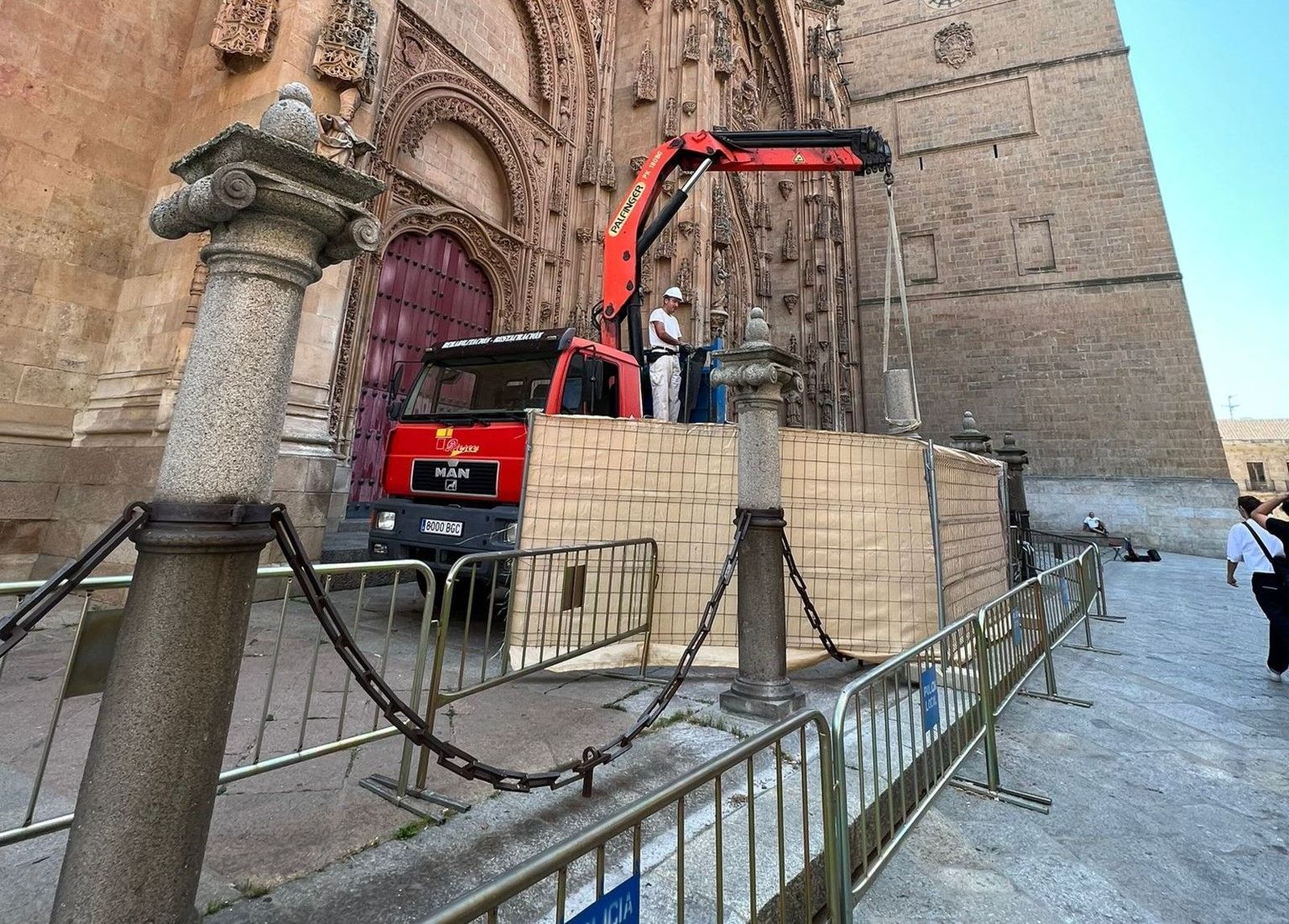 Camión colocando la columna derribada