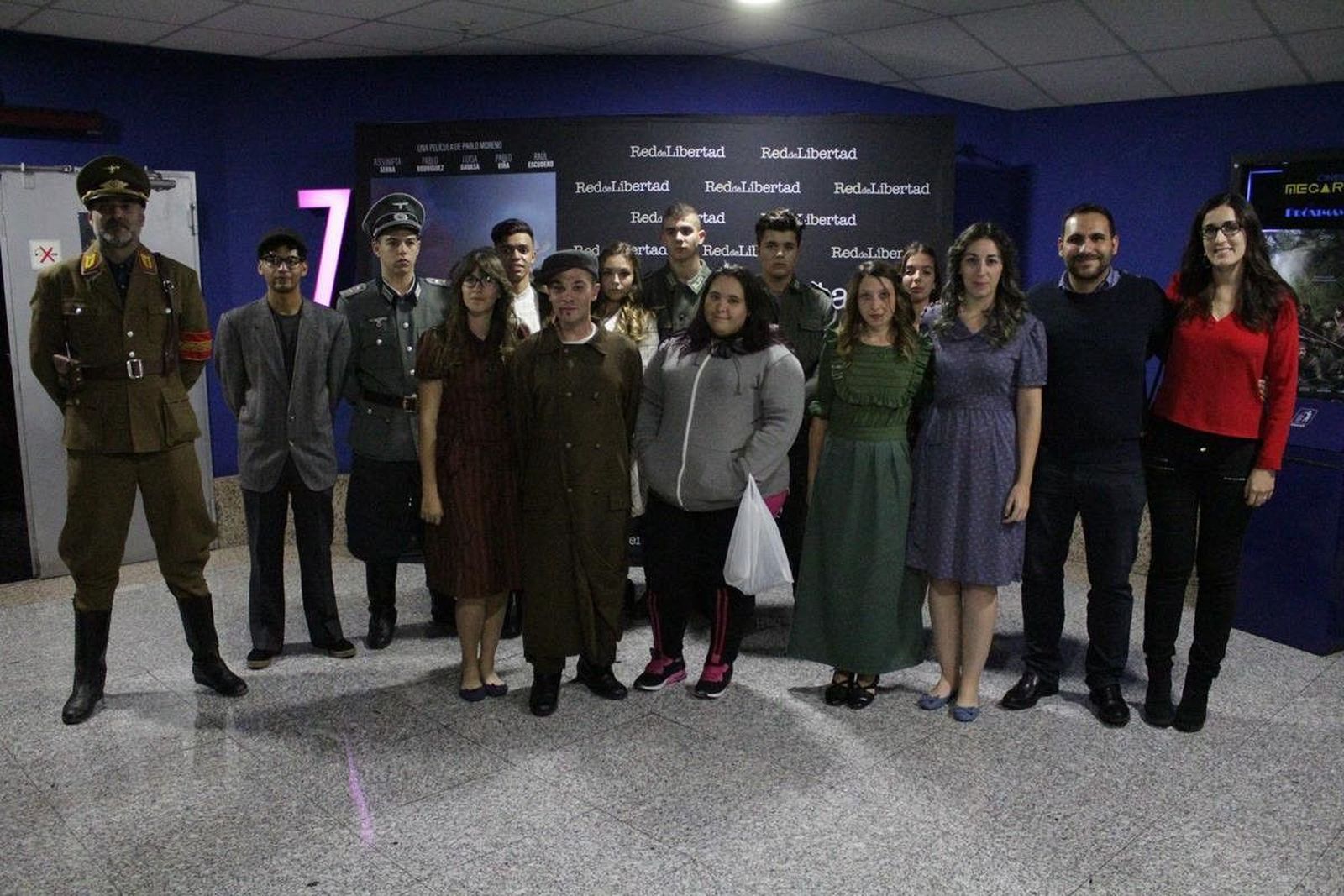 Personajes de 'Rey de libertad' pasean por el Vialia