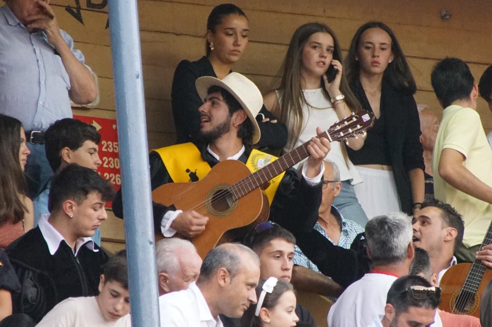 Expectación por ver los caballos de rejoneo en La Glorieta: imágenes del ambiente en los tendidos y en el patio de cuadrillas
