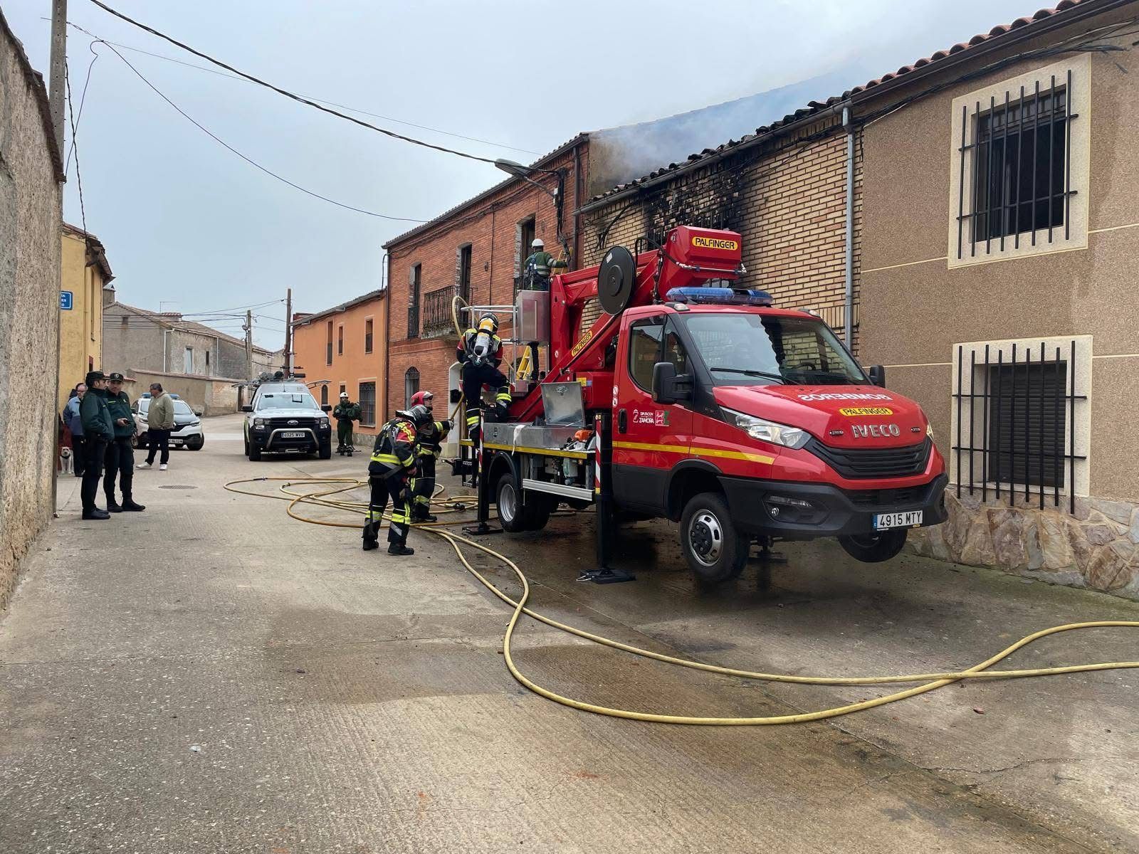Un bombero herido en un incendio ocurrido en Zamora: una mujer y una menor intoxicadas