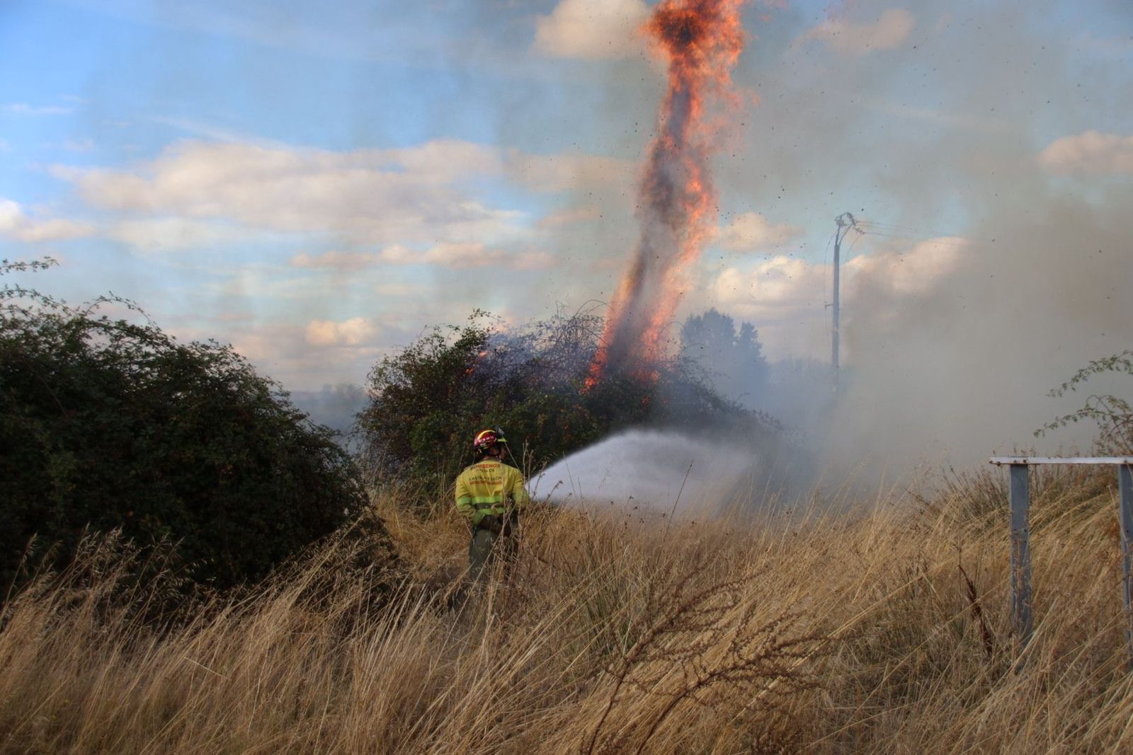 Incendio en unos solares de Santa Marta