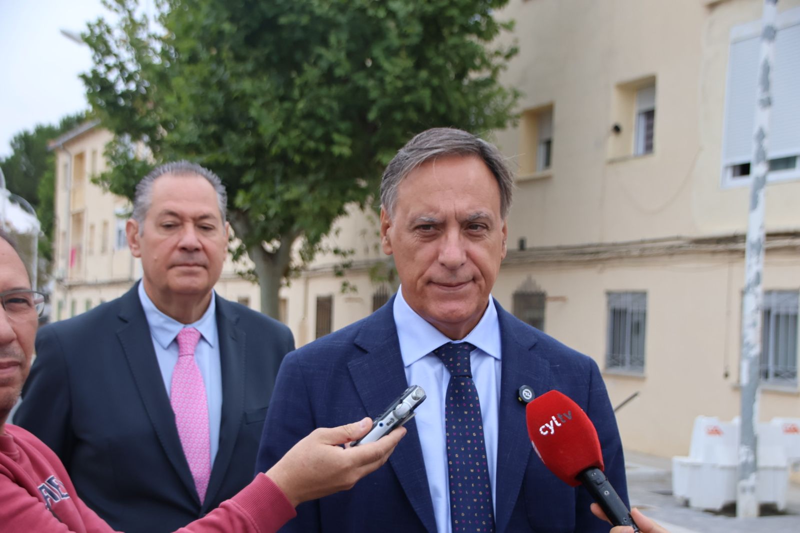 El alcalde de Salamanca, Carlos García Carbayo, visita las obras de urbanización del barrio La Vega