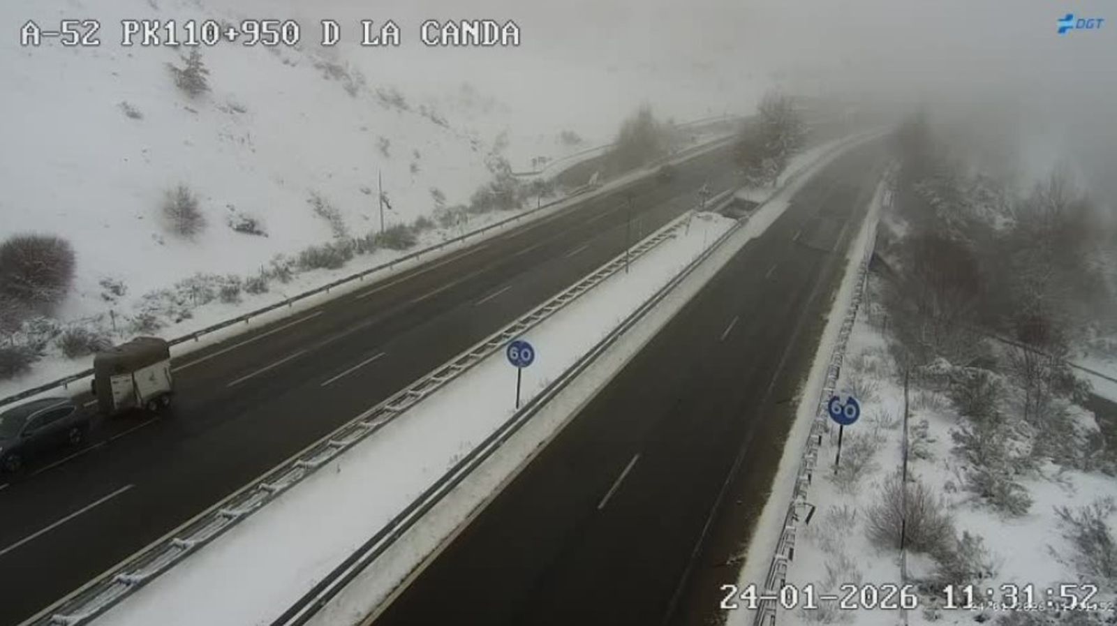 La vía A-52 despejada de nieve durante la mañana del sábado
