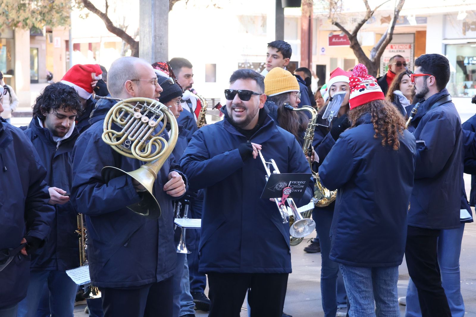 GALERÍA | Zamora vive un pasacalles repleto de espíritu navideño