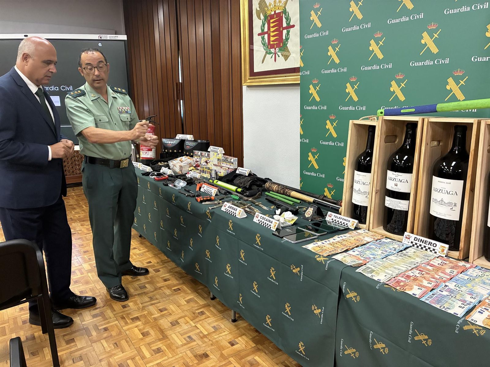 Jacinto Canales (i) y Andrés Manuel Velarde Tazón, junto con objetivo intervenidos en la operación.