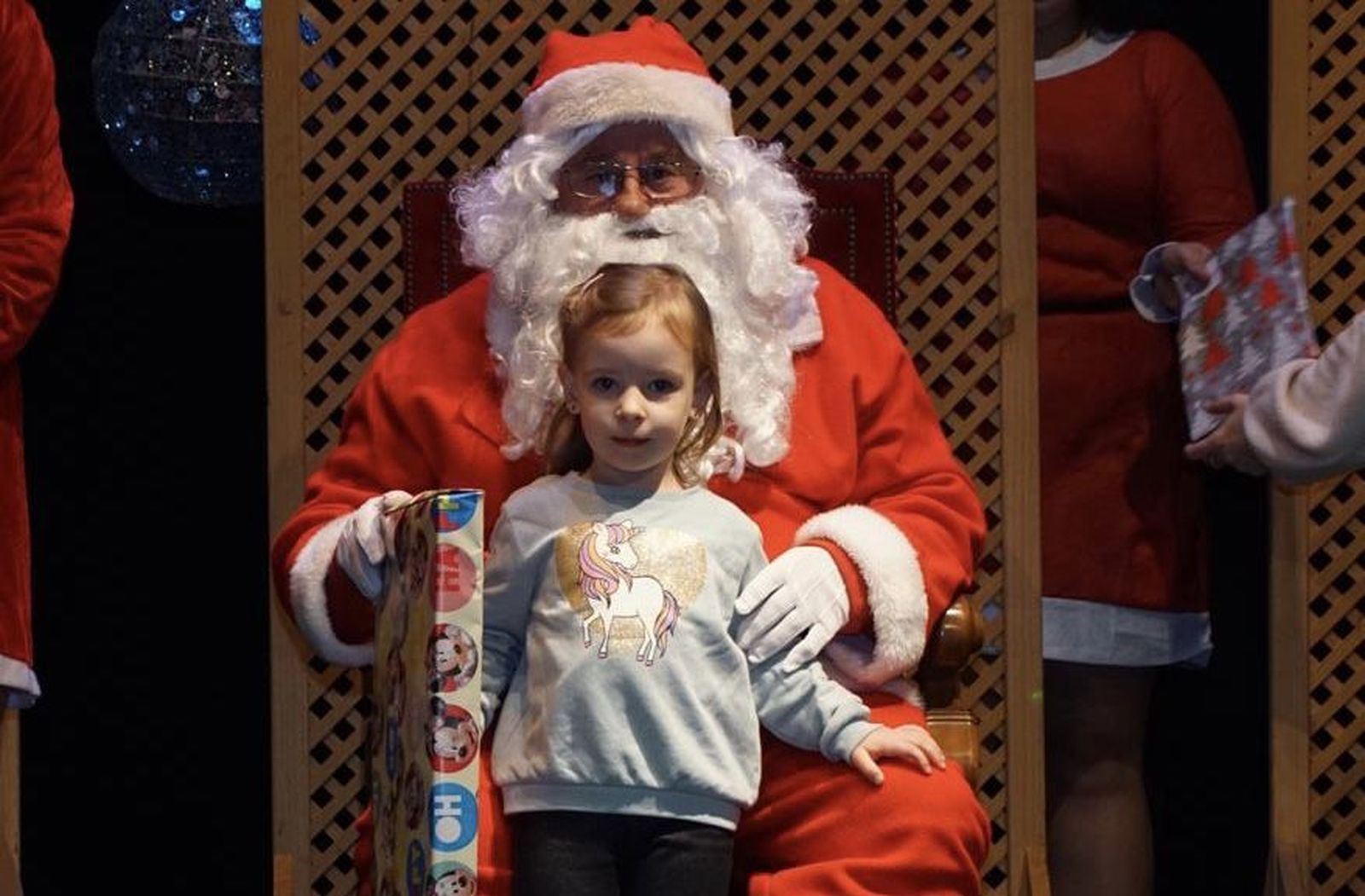Papá Noel recibe a los más pequeños en Alba de Tormes. Fotos: Juanes