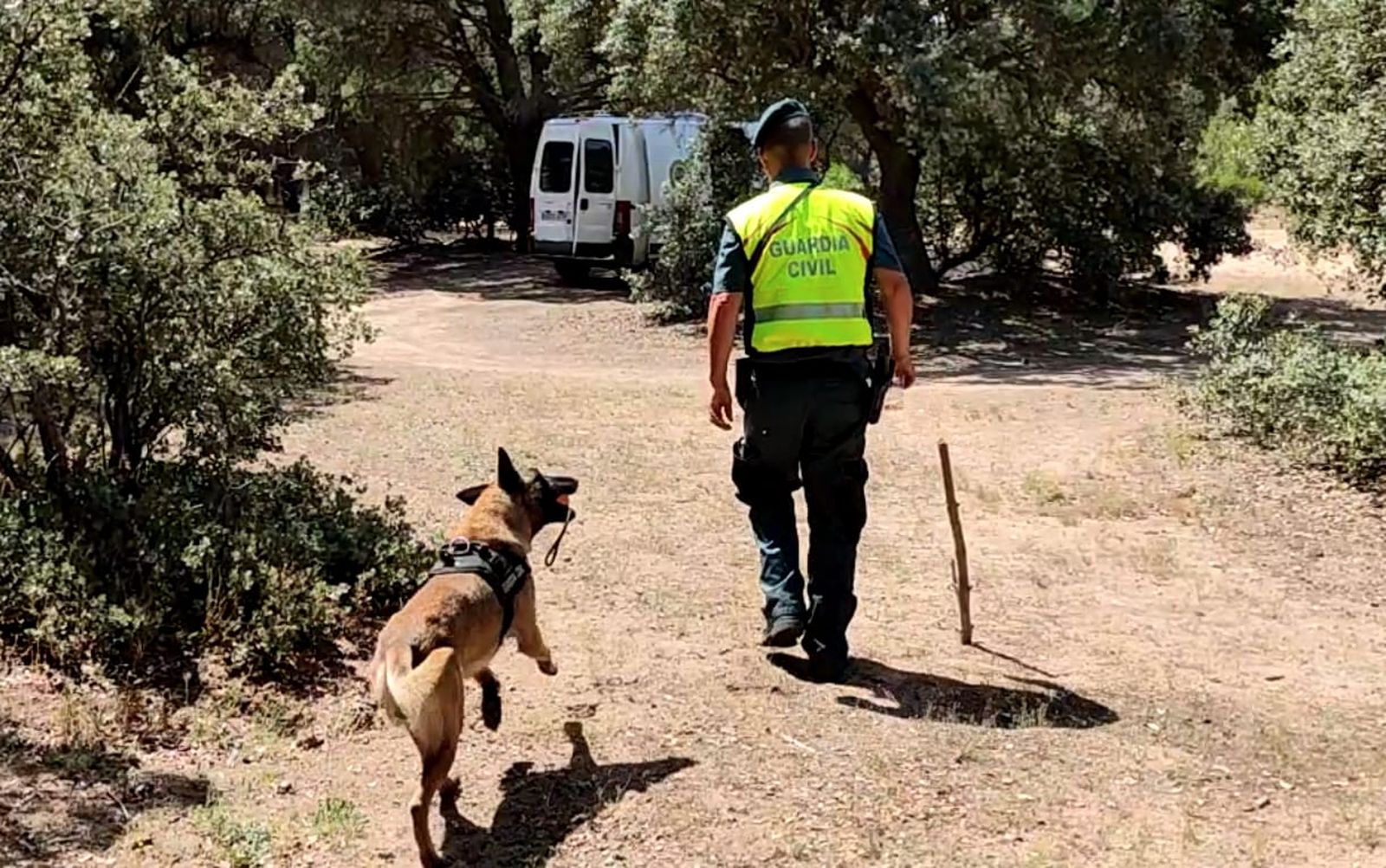 Valentín Blanco con un perro especialista en cebos envenenados