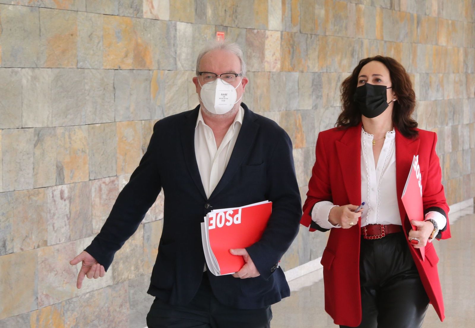 El coordinador del área de Economía, Hacienda, Empleo e Industria del Grupo Socialista en las Cortes José Francisco Martín; y la portavoz de Economía en las Cortes, Rosa Rubio. | FOTO: ICAL