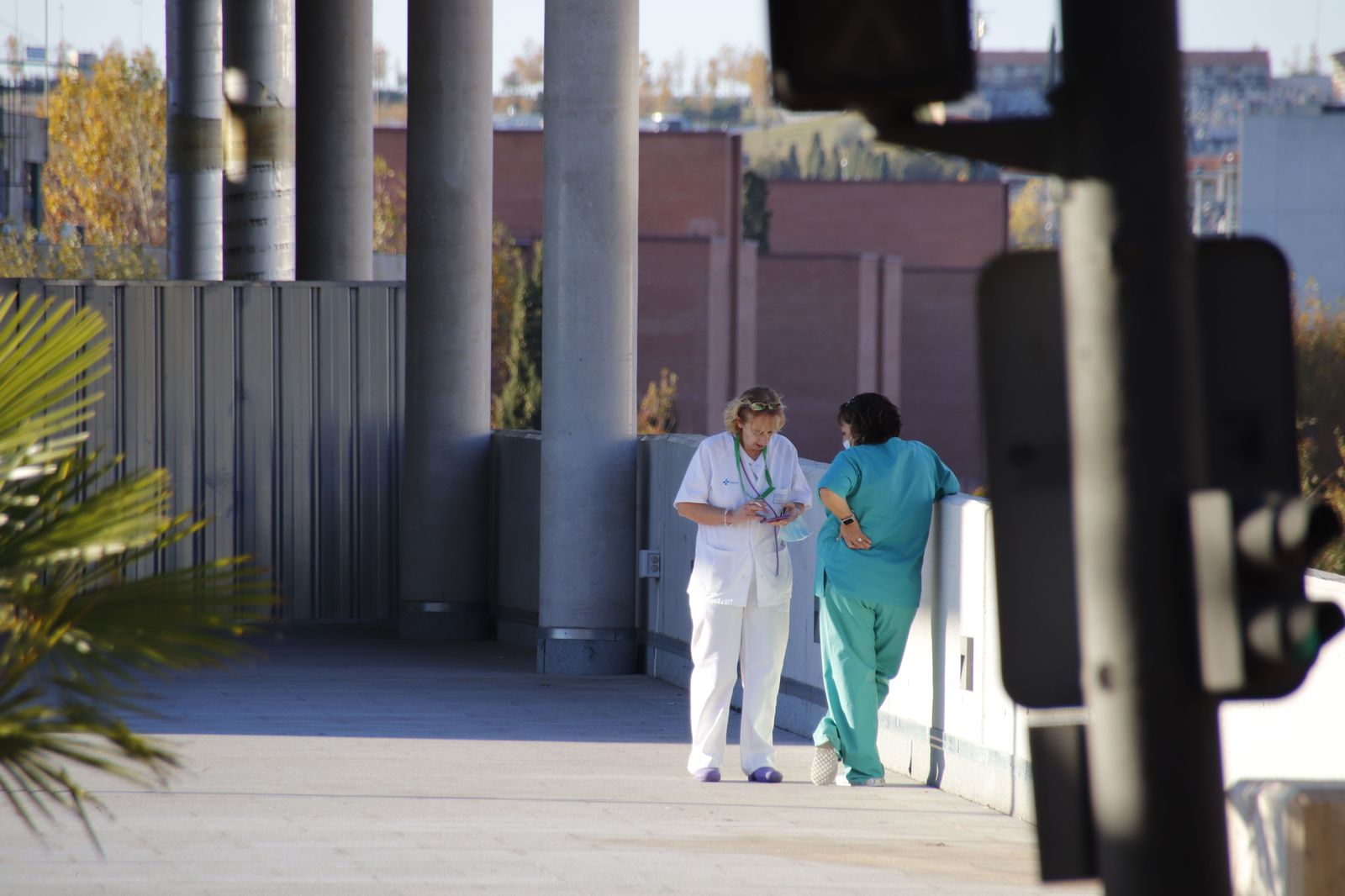 Sanitarias en la puerta del hospital universitario