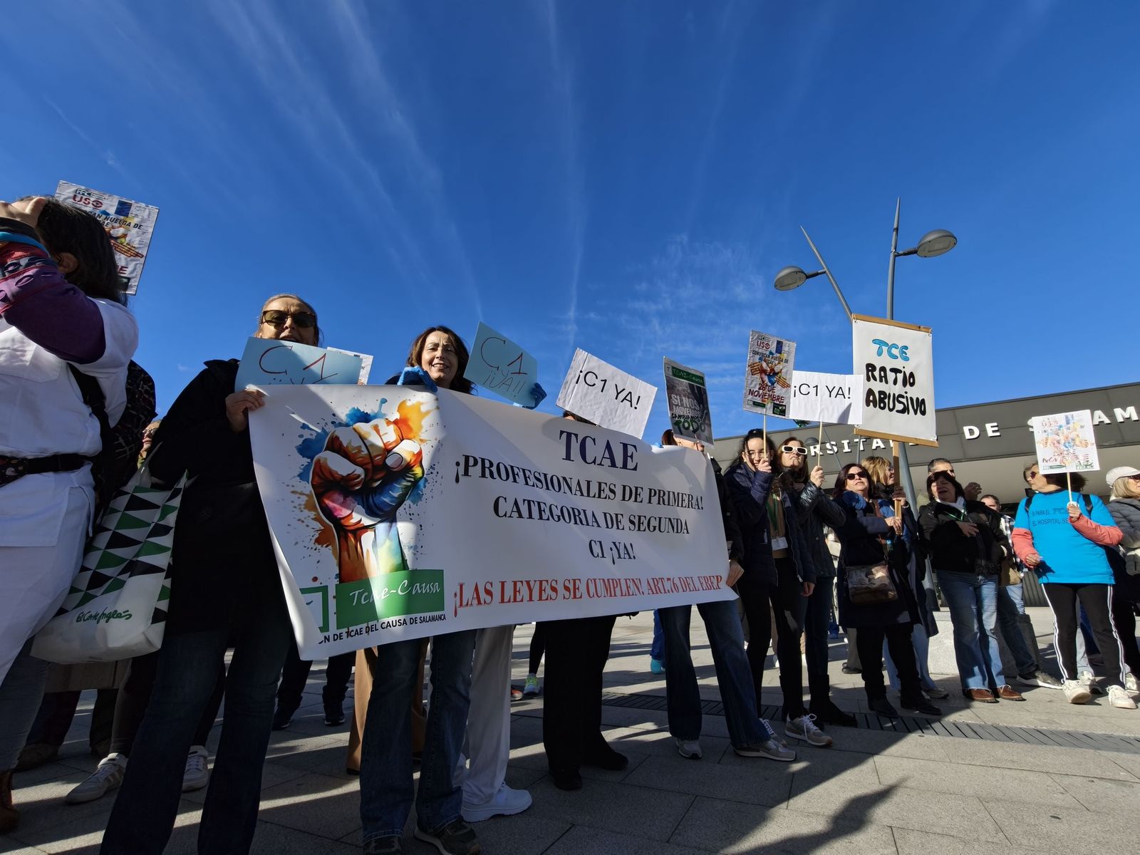 Las TCAEs de Salamanca se concentran a las puertas del hospital de Salamanca