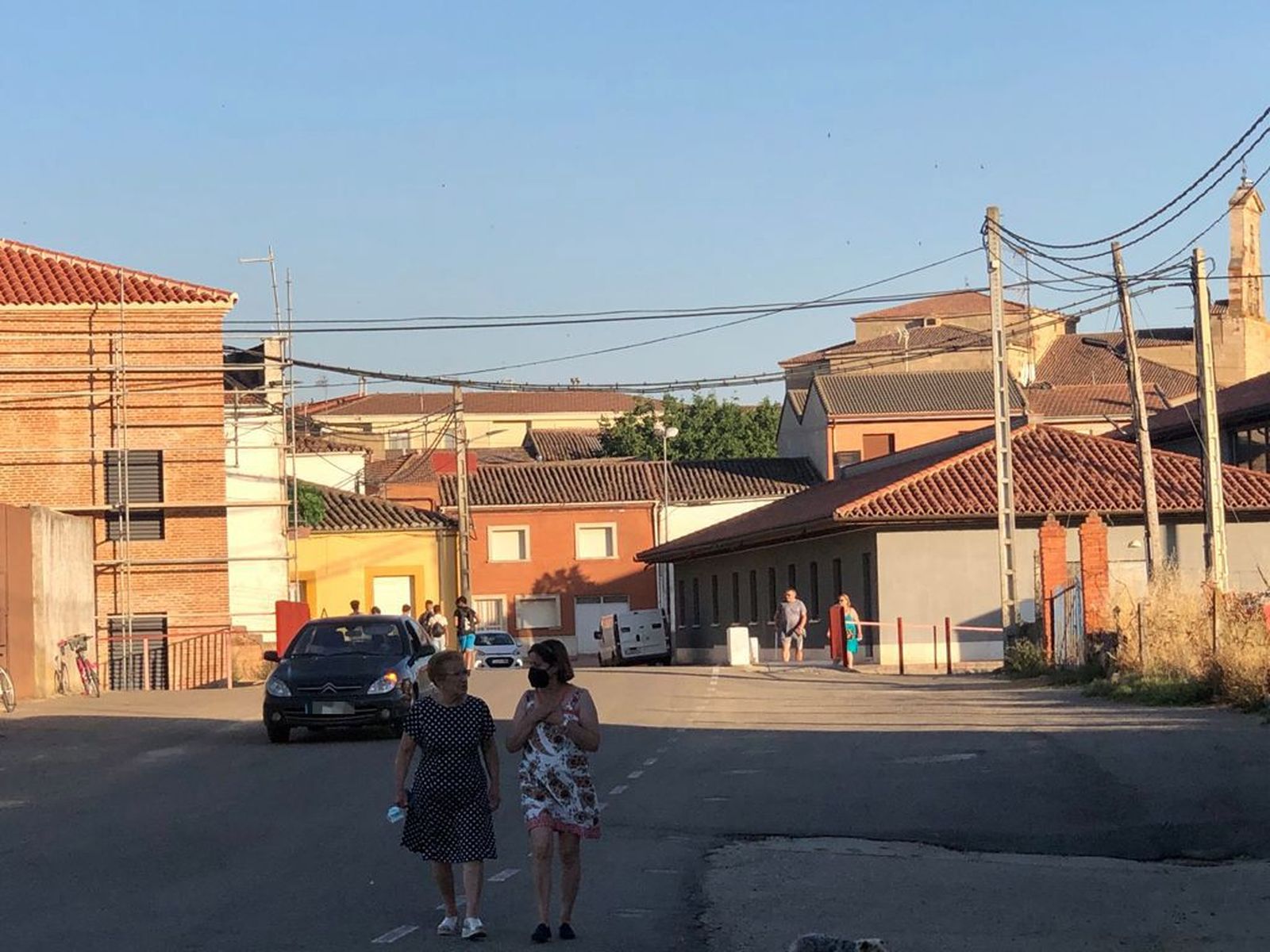 Vecinos paseando por Fuentesaúco