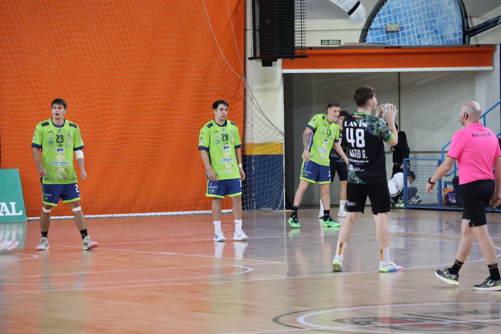 GALERÍA | Duelo de alturas entre el BM Zamora y el Torrelavega