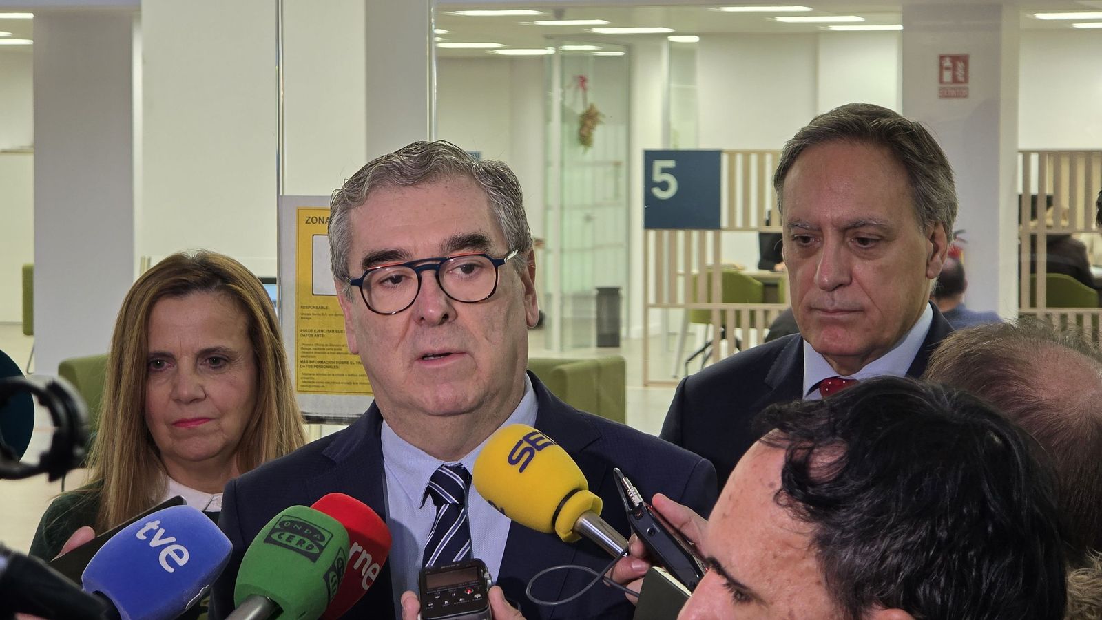 Inauguración de la placa conmemorativa por el centenario del nacimiento de la escritora Carmen Martín Gaite en el edificio de la entidad en la plaza de los Bandos