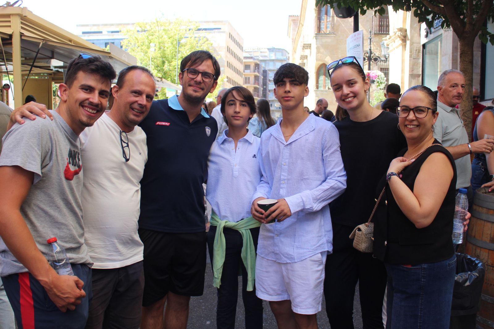 Ambiente en la Feria de Día en el mediodía de este domingo