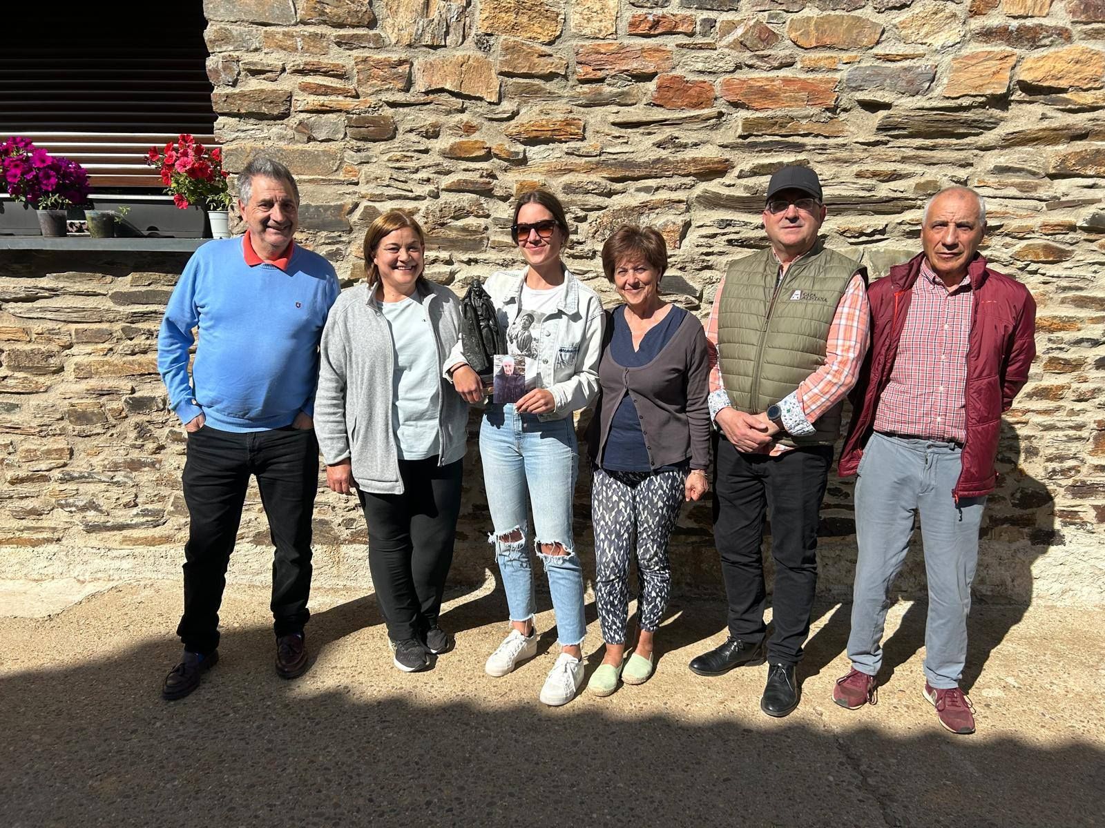 Emotivo homenaje póstumo al sastre Basilio Fernández en el Día de la Capa Alistana: "La mi mociña"