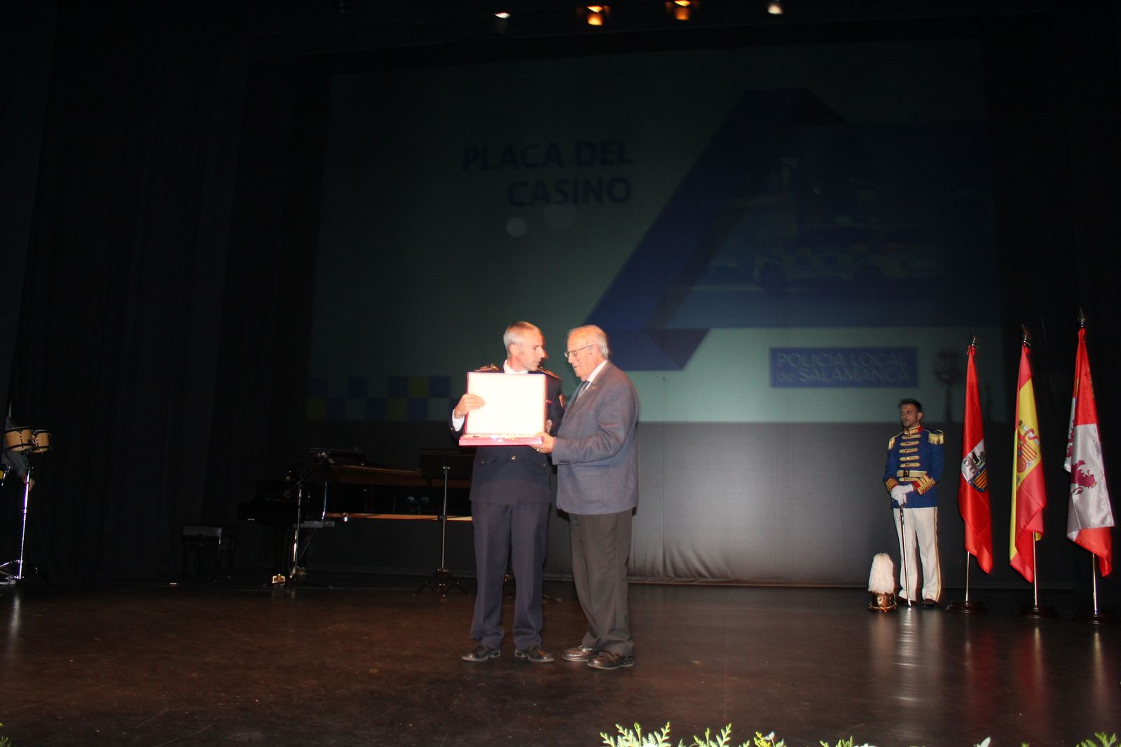 entrega-de-medallas-de-reconocimiento-a-la-policia-local-44