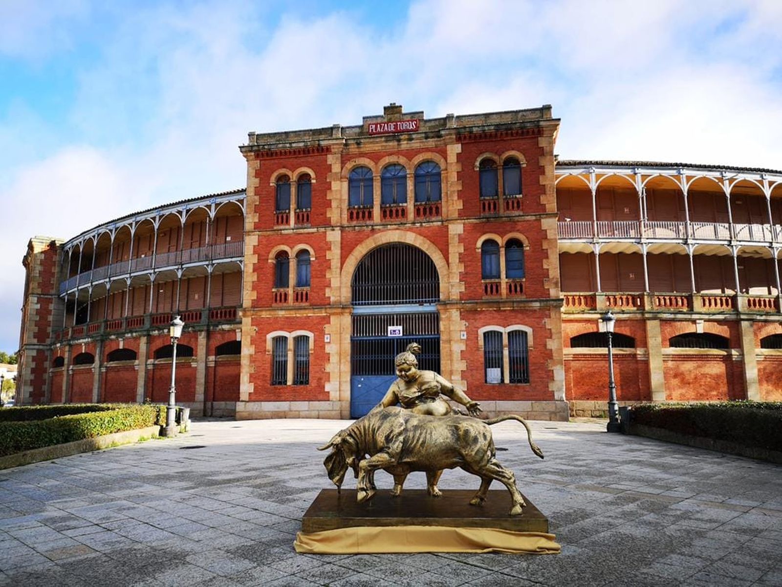 Escultura de Xu Hung Fei en la plaza de la Glorieta
